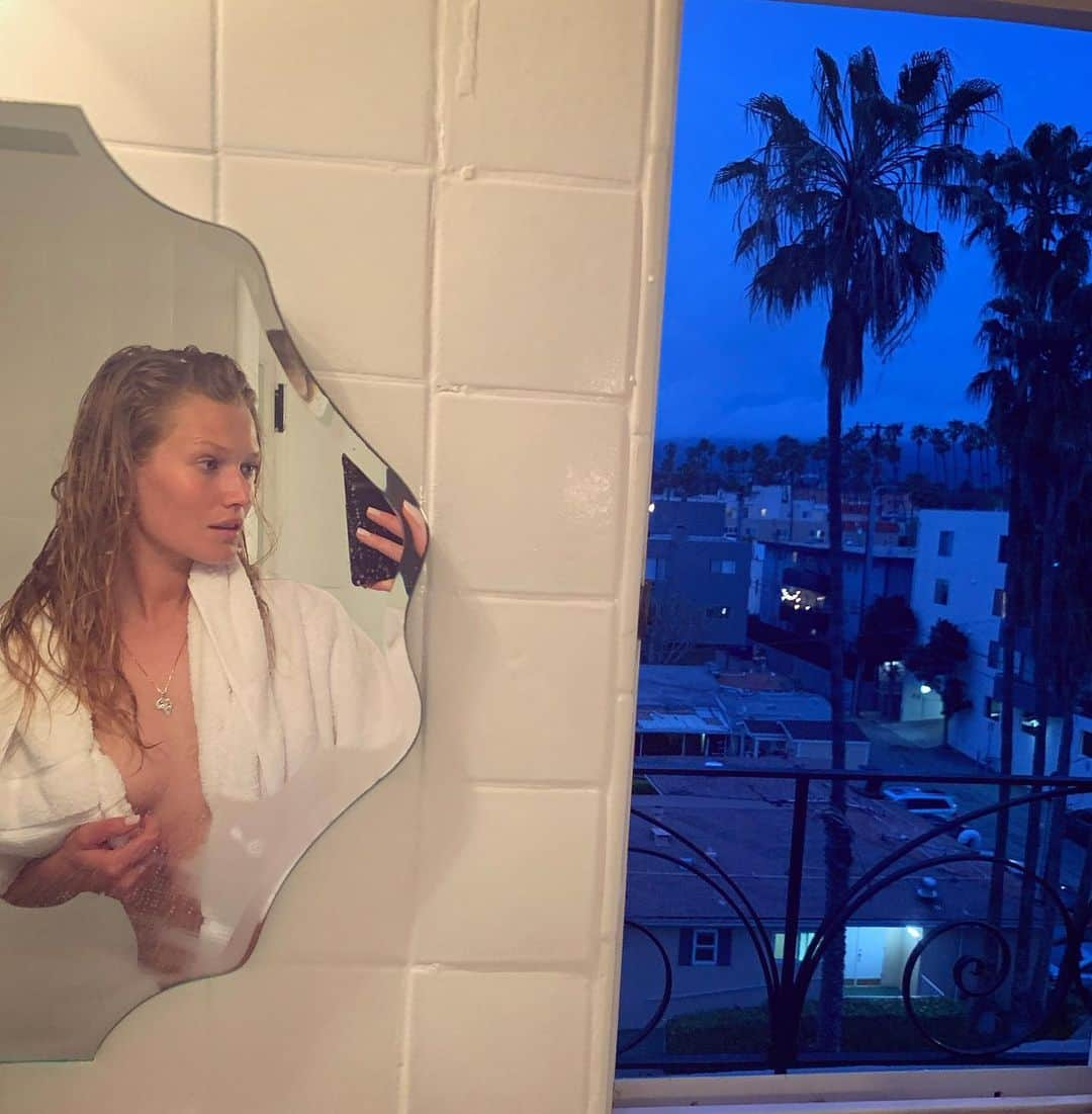 トニ・ガーンさんのインスタグラム写真 - (トニ・ガーンInstagram)「Bathroom windows!!!😍💫🙏🏼as a New Yorker 🤤so many little things I never used to care much about, now find myself starring at all day .. what are you more grateful for? #nofilter」4月28日 8時30分 - tonigarrn