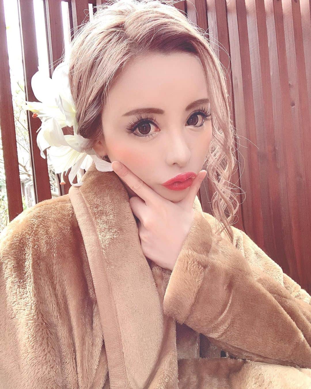 りんのインスタグラム：「おはよう🌈🌞✨ . 先月に、行った アンククロスラストで カラーした時の💓 . 安定の、ベージュ🙋‍♀️ . 担当は、さくさん⭐️いつもありがとう💘🥳🥳 . 落ち着いて。。。😖 外出が、できるようになったら…💭💭 . ブリーチして👧 外人みたいな、ブロンドヘア👩　白髪にでも👩‍🦳 するんだ❣️❣️😡😡👊🔥🔥🔥  #ずっと寝てるよw 🤧💤 #自粛 🙅‍♀️💭」