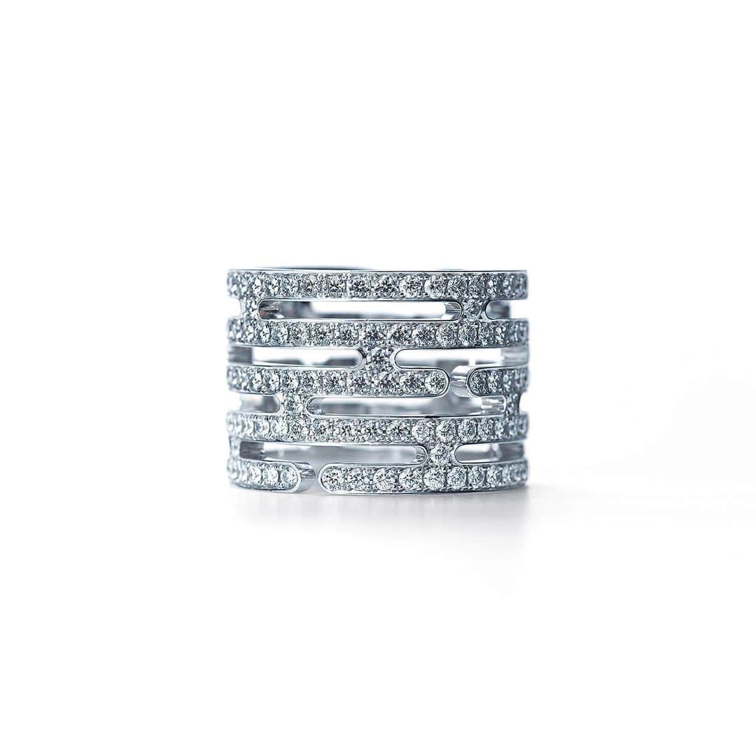 NIWAKAさんのインスタグラム写真 - (NIWAKAInstagram)「Layered ring from our YAEGASUMI collection. Inspired by an ancient mist pattern that symbolizes the layers of space and time and has been used for centuries in paintings and many other works of art. #18kWhiteGold #Diamonds #VanityFair #RedCarpet #俄 #NiwakaCollections #Niwaka #FineJewelry #Kyoto」4月28日 9時11分 - niwaka_collections