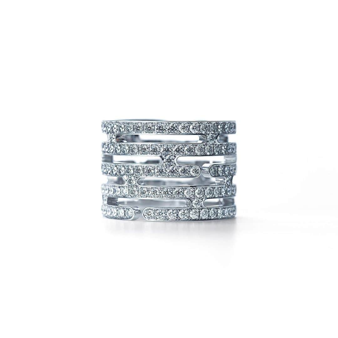 NIWAKAのインスタグラム：「Layered ring from our YAEGASUMI collection. Inspired by an ancient mist pattern that symbolizes the layers of space and time and has been used for centuries in paintings and many other works of art. #18kWhiteGold #Diamonds #VanityFair #RedCarpet #俄 #NiwakaCollections #Niwaka #FineJewelry #Kyoto」