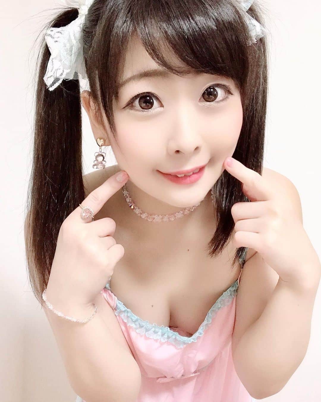 原美織 原美織さんのインスタグラム写真 - (原美織Instagram)「今日はお仕事？テレワーク？ 美織と遊ぶ？🥰 #ランジェリー #下着 #キャミソール  #下着姿 #谷間 #tバッグ #お尻 #お兄ちゃんあのね」4月28日 9時14分 - miori_hara913