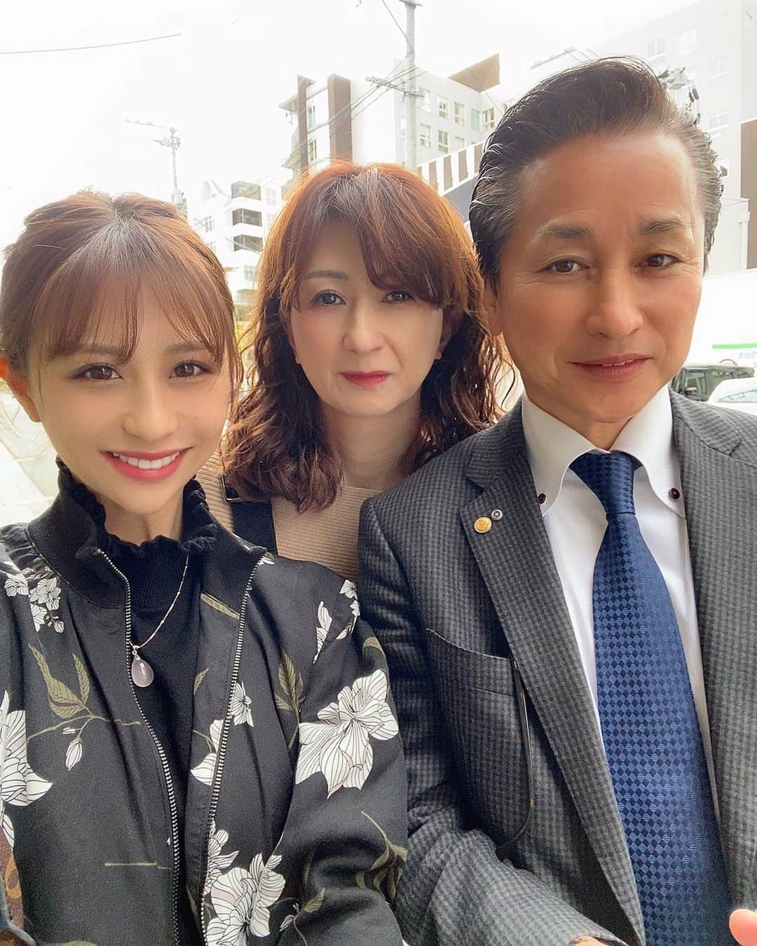 倉松里奈さんのインスタグラム写真 - (倉松里奈Instagram)「3月に熊本帰った時のpic💓 大好きな八木カレーに並んでる時‼️ . パパもお仕事自粛みたいで 毎日ママと一緒にいて 一緒に家でストレッチしたり 家の掃除をやってるらしい😊💓 . そんなわたしは今日から ワンプレートダイエットを がんばることにしました！ . 体重が2キロ太ってしまったyo🐷 早くマッサージしたい😖 . . 今月だけ HAKUNAの配信アプリを 使ってみたよ！ 5回配信したけど あっとゆうまに時間が過ぎて 暇な今の期間にはいいかも‼️ 4人まで一緒に配信できるから 友達グループとかと やるのもありかもね😊🙆‍♀️ . . ↓ダウンロードはこちらから↓ https://hakuna.live/ #ハクナ #HAKUNA #ライブ配信  #ダイエット #ワンプレートごはん #ワンプレート朝ごはん #ストーリー投稿 #低糖質ごはん #家族 #倉松家の日常 #ママとパパ #熊本 #東京 #八木カレー #セラピスト #タイ古式マッサージ #ヘッドマッサージ #リフレクソロジー」4月28日 9時15分 - rinapuu818