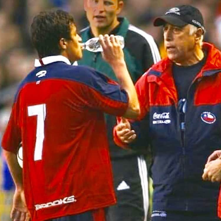 アレクシス・サンチェスのインスタグラム：「Un día como hoy 27 de abril del año 2006 debute por mi país Chile 🇨🇱. Han pasado 14 años y aún no lo dimensiono, solo tengo palabras de agradecimiento a todas esas personas que me ayudaron  a cumplir mi sueño. (compañeros, médicos, utileros, cuerpo técnico y etc ... muchas gracias por todo 🙏🏽🇨🇱 El León  sigue intacto 💪🏾⚽ @laroja 🇨🇱 132 partidos . ⚽️ 43 goles 🤝36 asistencias .」
