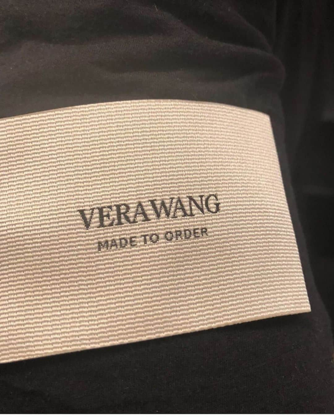 SOYOO BRIDALさんのインスタグラム写真 - (SOYOO BRIDALInstagram)「Vera Wang X SOYOO Bridal 🏷 .  Made-to-order : [맞춤, 주문제작된 custom-made] .  소유에서 베라왕을 새롭게 시작합니다.  15년간 뉴욕 보그의 수석에디터로 활동하다 랄프로렌의 디자이너를 거쳐 1990년 본인의 레이블을 런칭, 이제는 명실상부 ‘웨딩드레스의 여왕’으로  불리워 지는 그녀.. 빅토리아베컴부터 최근 헤일리비버까지 여전히 전세계 여성들의 압도적인 지지를 받고 있습니다.  대학에서 미술사를 전공한 그녀는 여성의 가장 ‘순수’하고 ‘본질적인 감성’을 웨딩드레스에 반영하여 매 시즌 예술 작품같은 드레스를 선보이고 있습니다. 레이스의 섬세함과 깃털같은 구조의 가벼움은 정말 타의 추종을 불허하죠.. . 가장 맑고 빛나야하는 날에 입는 웨딩드레스는 자신에게 맞춤 주문제작된 ‘one and only’ 여야 한다는, 그래서 베라왕의 드레스는 렌트가 아닌 구입이어야만 한다는 그녀의 철학은 드레스 렌트문화가 정착된 우리 나라에서는 어찌보면 아직 먼 이야기일 수도 있습니다.  하지만 스몰웨딩이 늘어나고, 자신만의 특별함을 찾으며, 마음만 먹으면 전세계 어디에서도 바잉을 할 수 있는, 이처럼 빠르게 변화하는 우리나라 웨딩에서 조금씩 그녀의 철학을 이해하는 신부님들이 나타날 수 있지 않을까 기대해봅니다. .  디자이너의 생각을 투명하고 깊이있게 전달하여 신부님들의 아름다운 웨딩드레스를 찾는 과정을 도와드리고, 한국 웨딩 문화에 좀 더 다양하고 합리적인 시각을 제공하는 역할을 이번에도 충실히 수행하겠습니다.🤞 . #verawang #2020spring #soyoobridal #exclusive_in_korea📌 #only_at_soyoobridal🕊  #소유브라이덜 은 병행수입을 하고 있지 않습니다.  #소유브라이덜 은 #베라왕브라이덜 의 국내 독점수입샵입니다 ✨」4月28日 9時35分 - soyoobridal_official