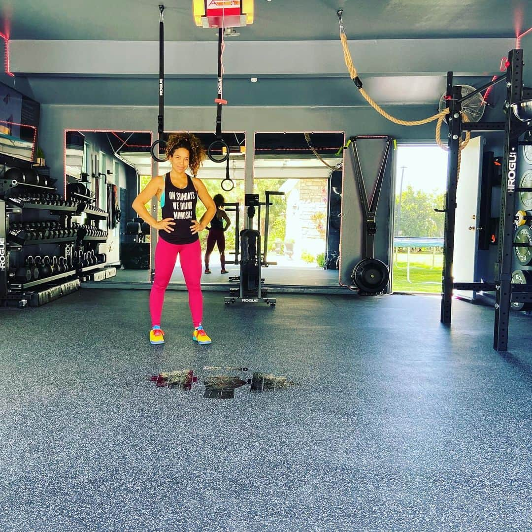 ロックモンド・ダンバーさんのインスタグラム写真 - (ロックモンド・ダンバーInstagram)「My wife said she wanted a CrossFit gym in the spare garage... Covid-19 edition!! Almost done! I just need that @assaultfitness  air runner treadmill and a @roguefitness speed bag setup #happywifehappylife #garagegym #roguefitness #garage #assaultfitness #couplegoals #gym #gymmotivation #gymlife  #💪🏾❤️👍🏾 #quarantine #quarantinelife #crossfit #crossfitgirls #crossfitlife」4月28日 9時27分 - rockmonddunbar