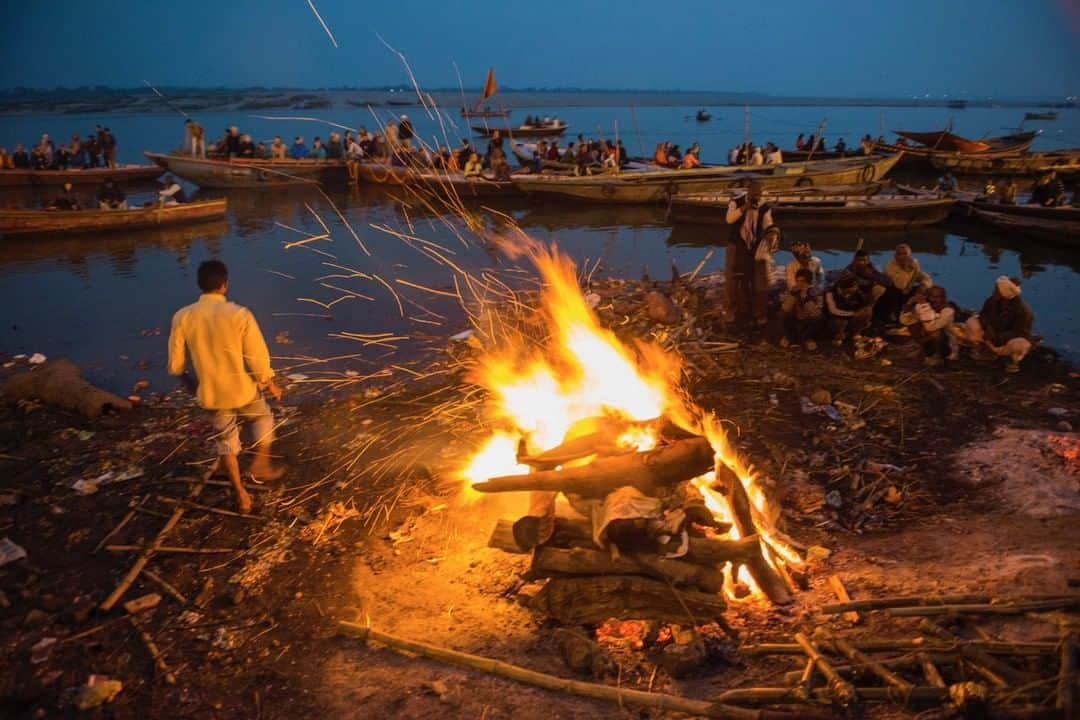 ナショナルジオグラフィックさんのインスタグラム写真 - (ナショナルジオグラフィックInstagram)「Photo by Pete McBride @pedromcbride | The burial rituals for many religions are also impacted by the coronavirus. In India, along the banks of the Ganges in the ancient city of Varanasi, funeral pyres used to burn 24 hours a day. Hindus believe that if their ashes are submerged in the river, it will bring salvation, or Moksha, breaking the cycle of reincarnation. Today, under current restrictions, large gatherings are not allowed, and a shortage of funeral priests have left the burning ghats and the pyres empty. My heart goes out to those who are facing such isolated mourning situations right now. To see more on the Ganges, head to @pedromcbride. #ganges #ritual #covid19 #nature #life」4月28日 9時31分 - natgeo