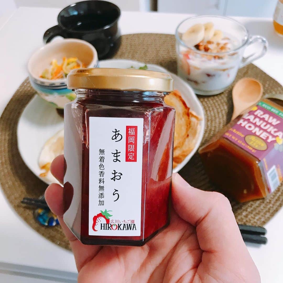 三好ジェームスのインスタグラム：「朝ごはんは、広川いちご園のあまおうジャム！  いちごの甘みが強くて旨い😋😋 しかも無着色！無香料！無添加！の三拍子！  パンにもヨーグルトにも合う！  朝から止まらない。 飲みたいくらい。  #いちごジャム#あまおう#あまおうジャム#広川いちご園#野田さん^_^#うまい#strawberry#jam#無着色#無香料#無添加#stayhome#おうち時間」