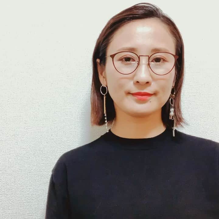 糸数美樹のインスタグラム：「最近動画をお願いされることが多い。  #段ボールまみれの中必死に撮影 #もちろんどぅーちゅい作業 #頑張ったかいあって段ボールまみれなんて一ミリも感じないでしょすごくない #今回音声はごめんちゃい #できる方はぜひ読唇術にて #何言ってるかわかったらすごい笑 #一つ目は街の大型ビジョンで流れるらしい探してみてね #saveokinawaproject #みきとにー #せるふめいく #にしても2つともまさかの黒の服被り #偶然そしてたまたまです #ひっさしぶりにばつんばつんにおしゃれして出かけたいねー #その日までお肌休憩中 #さあ前髪あげる派おろす派あなたはどっち #今日イチどうでもいい質問です」