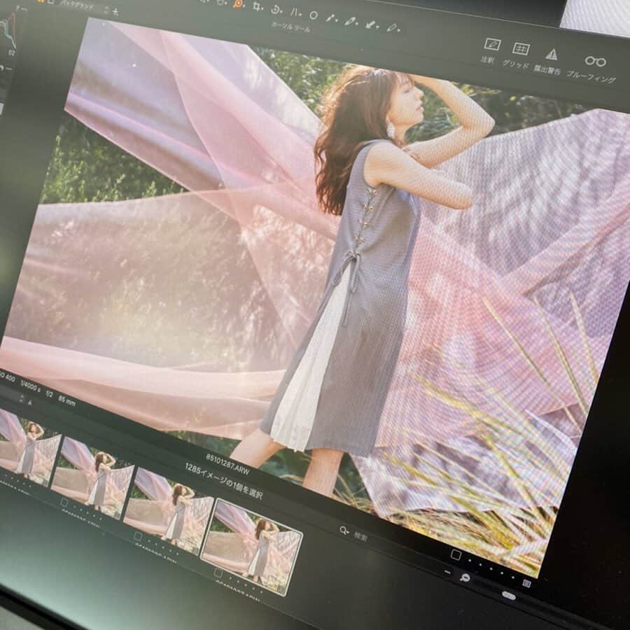 トランテアンソンドゥモードさんのインスタグラム写真 - (トランテアンソンドゥモードInstagram)「【4/28(火)0時～WEBカタログ最新号🗞が公開スタート💐】 今回のゲストは、ただいま大好評発売中コラボアイテムでおなじみの美香さん( @mikaofficial99 さん)👸💋 ・ 夏のワンツーコーデにも、フェミニンを大人っぽく おしゃれに取り入れる方法を大特集✨ 大人フェミニンな美香さんの着こなしから学べて、 お気に入りの1枚を見つけていただける内容は必見🕊💕 ・ 夏の最新作をどこよりも早くご覧頂けるのは、 WEBカタログだけ💁‍♀️ハイライトからとべます🔖 是非チェックしてくださいね☺️🎶🌷 ・ ※掲載商品はOnline Storeでは予約販売、 店舗では入荷連絡を受付中。 ※WEBカタログは毎月、第一金曜日に公開予定。（予告なく曜日が変更になる場合がございます。） ———————————————————— #31Sonsdemode #31sdm #fashion #summer #catalogue #web_catalogue #6月号 #トランテアンソンドゥモード #トランテアン #カタログ #ウェブカタログ #美香 さん #夏の新作 #大人フェミニン #大人フェミニンコーデ #大人フェミニンスタイル #19時からのインスタライブをお楽しみに📲 👉明日4/28(火)です❣️」4月28日 9時55分 - 31sonsdemode