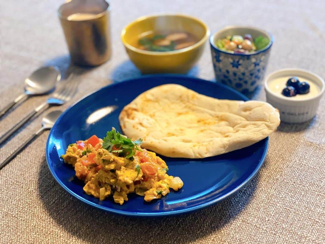 渡辺早織さんのインスタグラム写真 - (渡辺早織Instagram)「今日の朝ごはん  インドの朝食🇮🇳 Egg bhurji（エッグブルジー）です。 クセになるスパイスで定番朝ごはんにしたいくらい好き！  #早織飯 #mybreakfast #今日の朝ごはん #世界の朝ごはんシリーズ  #🇮🇳. . #エッグブルジー #インドのスクランブルエッグ #ナン #セロリシードとヨーグルトサラダ #サグコンソメスープ #ブルーベリーヨーグルト #ミルクティー  #stayhome #stayhealthy」4月28日 10時09分 - _watanabesaori_
