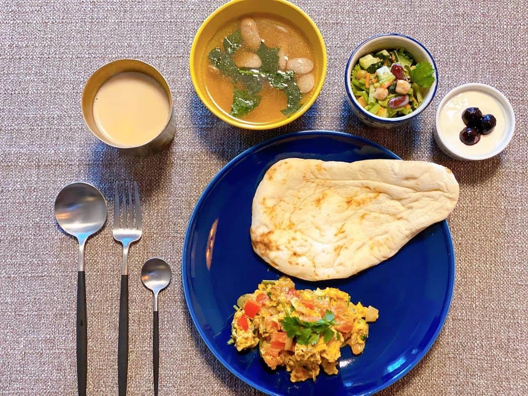 渡辺早織さんのインスタグラム写真 - (渡辺早織Instagram)「今日の朝ごはん  インドの朝食🇮🇳 Egg bhurji（エッグブルジー）です。 クセになるスパイスで定番朝ごはんにしたいくらい好き！  #早織飯 #mybreakfast #今日の朝ごはん #世界の朝ごはんシリーズ  #🇮🇳. . #エッグブルジー #インドのスクランブルエッグ #ナン #セロリシードとヨーグルトサラダ #サグコンソメスープ #ブルーベリーヨーグルト #ミルクティー  #stayhome #stayhealthy」4月28日 10時09分 - _watanabesaori_