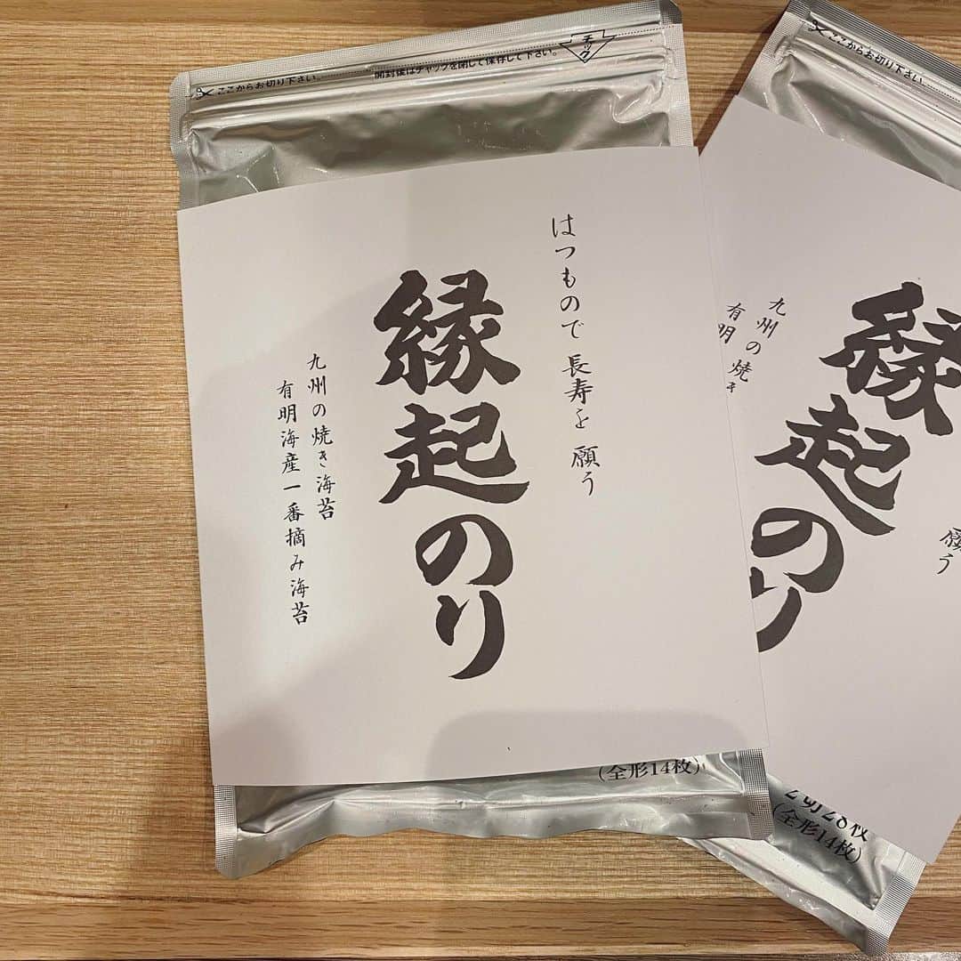 畑野ひろ子のインスタグラム：「海苔好き家族。お取り寄せしました😊 母から教えてもらってから、この海苔大好きです。 #海苔 #お取り寄せ #縁起のり」