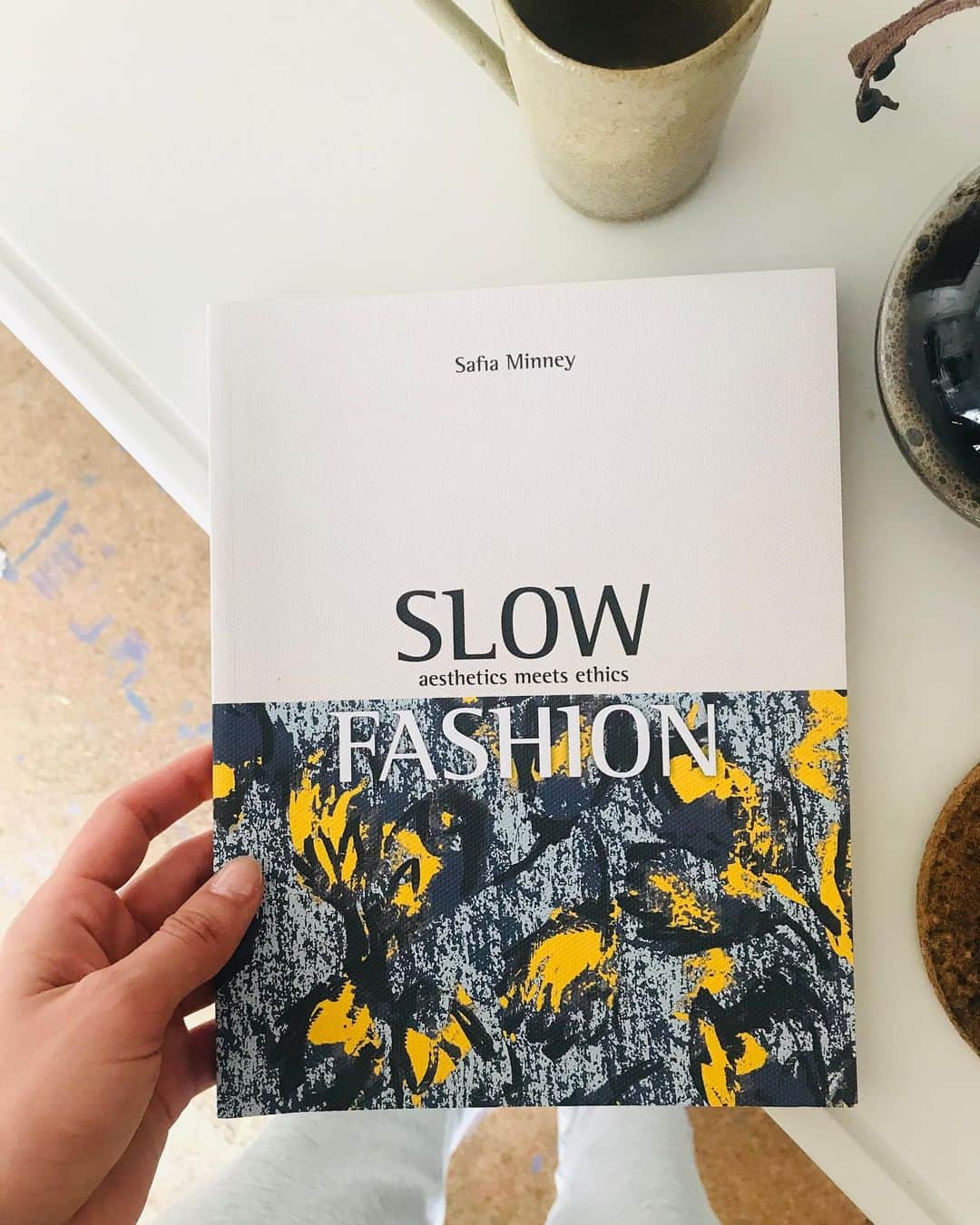 のインスタグラム：「【7日間ブックカバーチャレンジ】 Day 1  モデルでお友達の @noma77777 から#bookcoverchallenge が回ってきました！頑張ってみます💪💪 Slow Fashion by Saifa Minney🌿 エシカルファッションについて興味を持ったのはこの人がきっかけ。日本語のコピーもあるよ！  Not going to nominate anyone for this challenge. But love to see anyone who wants to shares their reads👀」