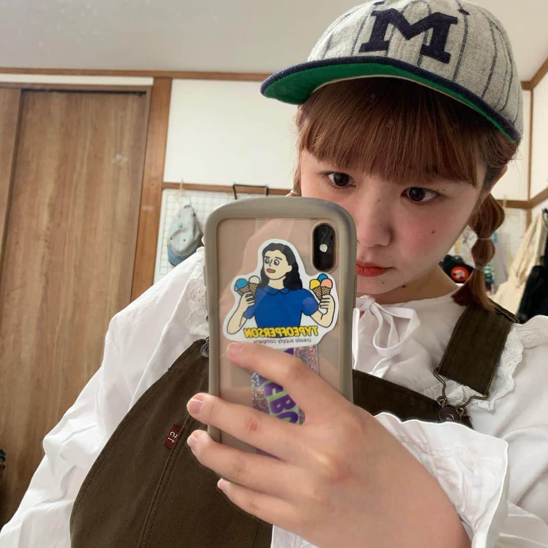 HONOKAのインスタグラム：「.〻  部屋の散らかりを隠そうと思って撮ったら変な角度😂 今日もお家時間。髪少しずつ伸びてきた〜」