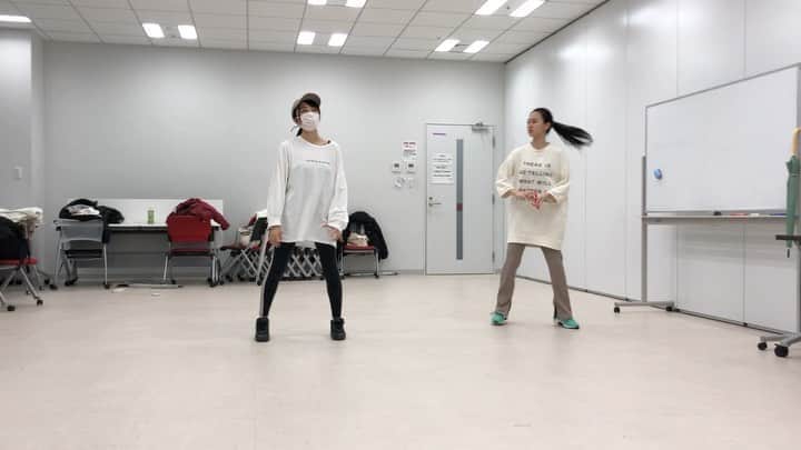 前川歌音のインスタグラム：「ある日の練習 すっぴん日比野とパジャマ前川による君知ら  みんなもおうちで一緒に踊ってみてね！  #青春高校3年c組」