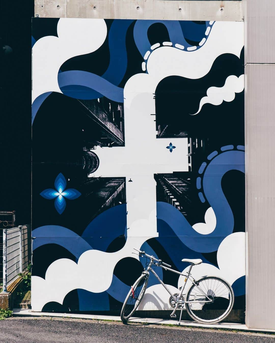 東急電鉄さんのインスタグラム写真 - (東急電鉄Instagram)「. The blue wall cross, just under a 10 min. walk from Shibuya Station. Find this spot in the middle of a sloped street by heading from Shibuya Station and turning left on the street just passed the fire station. The straight lines of the cross, swallowed by the curved, wavy lines give this piece an almost ethereal look and feel. (Tokyu Toyoko Line/Tokyu Den-en-toshi Line Shibuya Station.) . 渋谷駅から徒歩10分弱のところにある青十字の壁。 渋谷駅から向かって、消防署を過ぎたところにある道を左折すると、坂の途中にあります。十字の直線を曲線が取り囲み幻想的な雰囲気を纏っていますね。 （東急東横線 東急田園都市線 渋谷駅） . #wallart #wallartdecor #mural #muralart #muralartist #streetartist #streetart_daily #grafite #art #streetart #japan #Tokyo #shibuya #art_of_japan_ #japan_focus #bestphoto_japan #pics_jp #japan_great_view #bestphoto_japan #壁畫 #壁畫藝術 #藝術 #ウォールアート #ウォールアート巡り #壁画 #壁画アート #ストリートアート #グラフィティアート #アート」4月28日 16時04分 - tokyu_railways