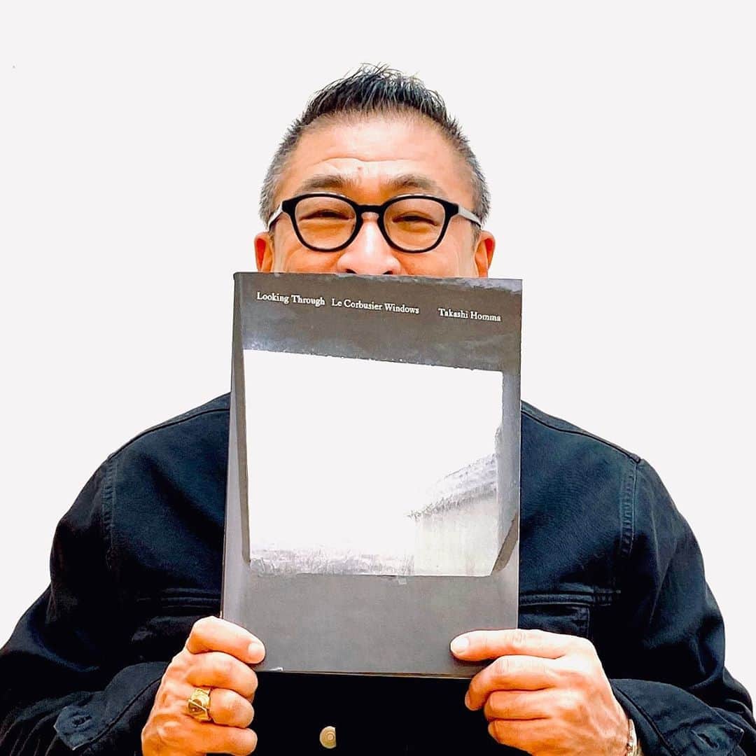 片山正通さんのインスタグラム写真 - (片山正通Instagram)「Numéro TOKYO編集長の田中杏子さん @akoakotanaka から”7日間ブックカバーチャレンジ”のバトンを頂きました！﻿ 僕は最近購入してとても気に入ってる本を7冊ご紹介します。﻿ ﻿ MY BOOK COVER CHALLENGE﻿ Day 7: ﻿ Takashi Homma: Looking Through / Le Corbusier Windows﻿ ﻿ ﻿ 「日本の工芸を元気にする！」というビジョンのもと、製造・小売だけでなくブランディングやコンサルティングにも力を入れる中川政七商店の会長 中川政七さん @nakagawa0708 にバトンをつなぎます。﻿ 中川さん、よろしくお願いします﻿ m(._.)m﻿ ﻿ ﻿ 【7日間ブックカバーチャレンジ】﻿ これは読書文化の普及に貢献するためのチャレンジで、好きな本を1日1冊、7日間投稿。本についての説明は必要なく、表紙画像だけをアップ。更に、その都度1人の友達を紹介し、このチャレンジへの参加をお願いするというルールだそうです。﻿ ﻿ --------------﻿ I received the baton from Numéro TOKYO’s editor-in-chief, Ako Tanaka-san @akoakotanaka ,  for the "7-day book cover challenge"!﻿ Here are seven books I recently purchased and I really like them.﻿ ﻿ MY BOOK COVER CHALLENGE﻿ Day 7: ﻿ Takashi Homma: Looking Through / Le Corbusier Windows﻿ ﻿ I pass my baton to Mr. Masashichi Nakagawa @nakagawa0708 , chairman of Nakagawa Masashichi Shoten, who puts his efforts into branding and consulting as well as manufacturing and retailing, with the vision of "Energizing Japanese crafts!"﻿ Thank you for accepting this, Nakagawa-san!﻿ m (._.) m﻿ ﻿ [7-day book cover challenge]﻿ This is to contribute to the spread of reading culture. I post my favorite book once a day for 7 days. There is no need to explain the book, only the cover image. Furthermore, the rule is to introduce one friend each time and ask them to participate in this challenge.﻿ ﻿ #bookcoverchallenge﻿ # 7daysbookcoverchallenge﻿ #readingbooks #reading #readingbooks #funreading #book #books #booklover #bookcover #booksbooksbooks #culture #culturetrip #本 #本日のおすすめ」4月28日 16時04分 - masamichi_katayama