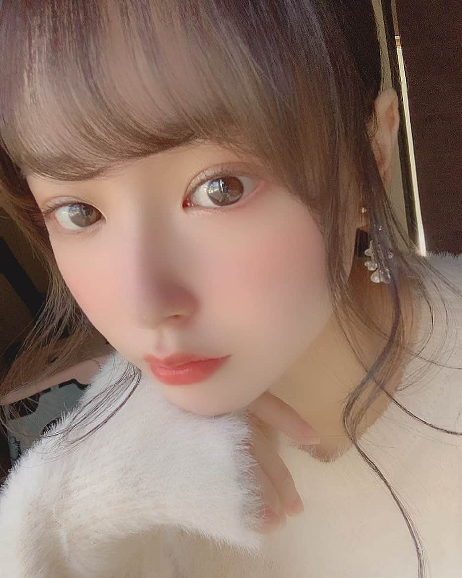 近藤里奈さんのインスタグラム写真 - (近藤里奈Instagram)「﻿ 久しぶりの投稿になってしまった…﻿ ﻿ こんにちは🌷﻿ ﻿ ﻿ ﻿ 外出する事がないのでメイクを﻿ 全くしないから写真がなくて😢﻿ ﻿ ﻿ 昨日久しぶりにメイクをしたからその時に♪﻿ ﻿ ﻿ 最近はTikTokを始めたから﻿ メイクして撮影が増えるから﻿ 投稿頑張ります𓂃﻿ ﻿ ﻿ 皆さん自己管理をしっかりと﻿ 一日一日お過ごしください🎈﻿ ﻿ ﻿ #お久しぶりです #tiktok #手洗いうがい﻿ #おうち時間 ﻿ ﻿」4月28日 16時05分 - rina_kondo_0223