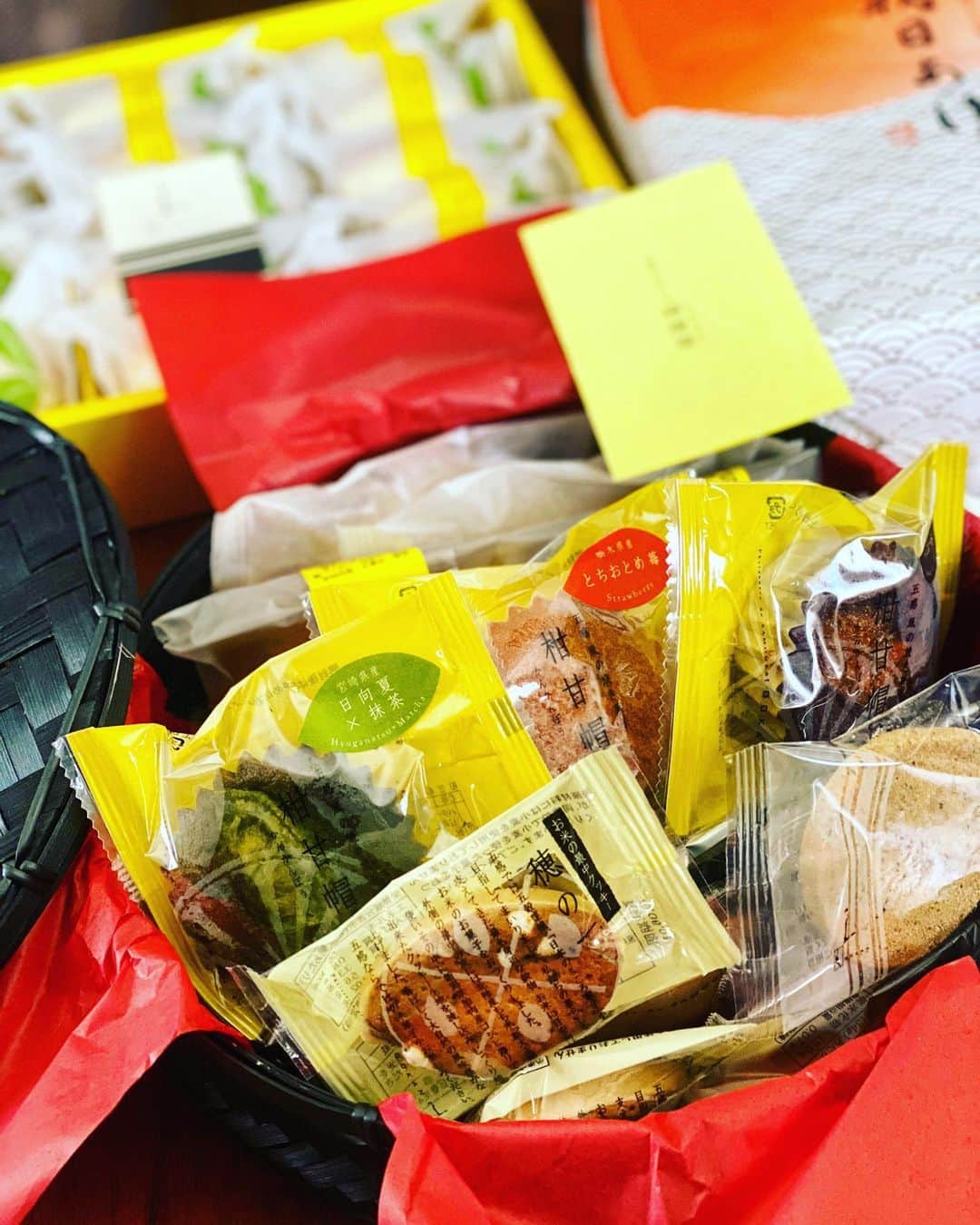 岩間恵のインスタグラム：「真也さんのお母様から、 たくさんのお菓子が届きました✨ 関西の味を楽しんでねって😌💓嬉しい！  そして全然関係ないけど 今日アップするYouTube、みんなきっと楽しめるから是非見てね！  #おうちじかん #おやつの時間当分困らない」