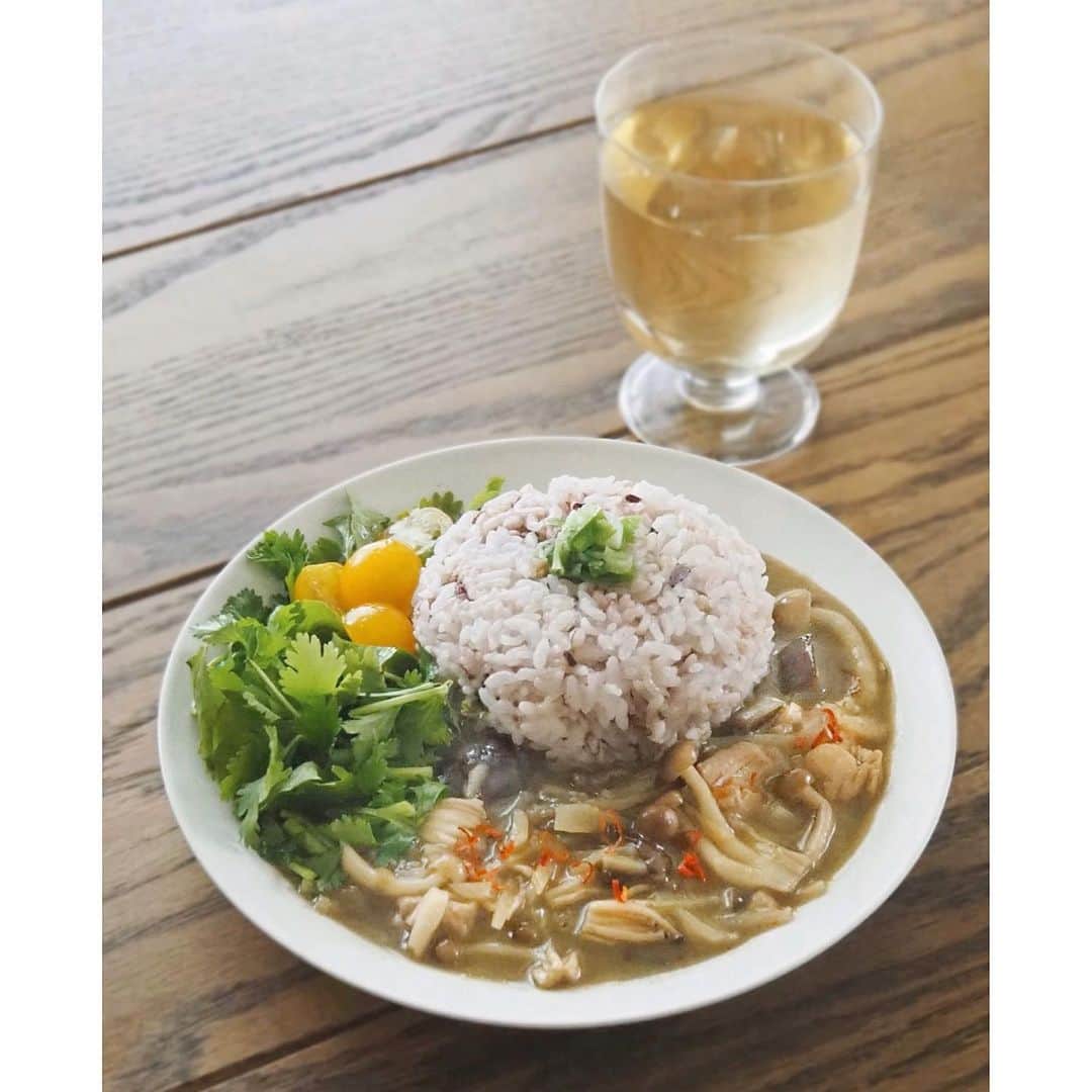 猪鼻ちひろのインスタグラム：「🍃🍛🌿 おはようございます。 皆さんお元気ですか？わたしは元気です！ 東京のStay Homeも4週目かな。のんびりしたり、たまにせかせかしたり深呼吸したり肩回したりして過ごしています。  こちらずっと食べたかったグリーンカレー。 1から作ったよと言いたいところですが、やる気のオンオフが凄すぎてレトルトグリーンカレーにアレンジしただけ✌︎笑 (けどアレンジは加えるタイプ。) これはパクチーとキノコどっさり入れてみたよ。 もう、美味しかったぁ〜〜〜カレー大好き。 本格的なスパイスカレーも作りたいんだけど、それはまたスイッチONの日に👌🏻皆さんも手抜きday作ってね🌍🍃 #ちひろkitchen #ちひろのごはん #グリーンカレー #グリーンカレー大好き #おうち時間 #stayhome」