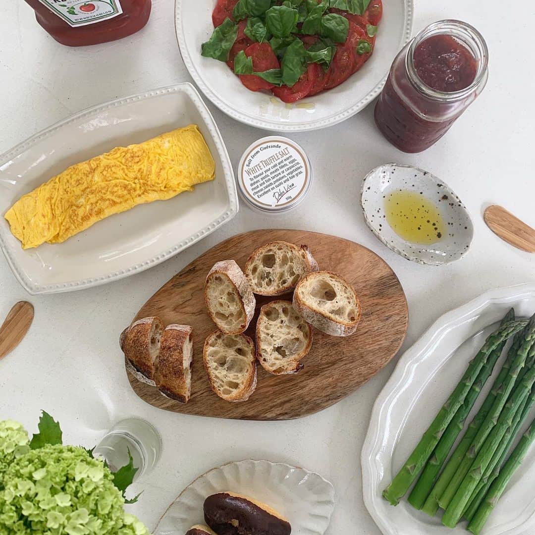 mitsuxmitsu24のインスタグラム：「Relax at breakfast 🍳 * * リモートワークに切り替わり早1週間。 * それぞれの時間を大切に過ごすべく 朝食でパワーチャージ。 * * この状況が会社にとってピンチでも、働くみんながこの自粛期間をチャンスと捉え自分の成長に責任を持てた先には、会社にはチャンスしかない！って思った朝。頑張ろう！ * Stay home and stay safe. It’s up to us! Have a good one * * #おうちごはん  #朝ごはん #朝食　#breakfast #stayhome #staysafe #uptoyou」