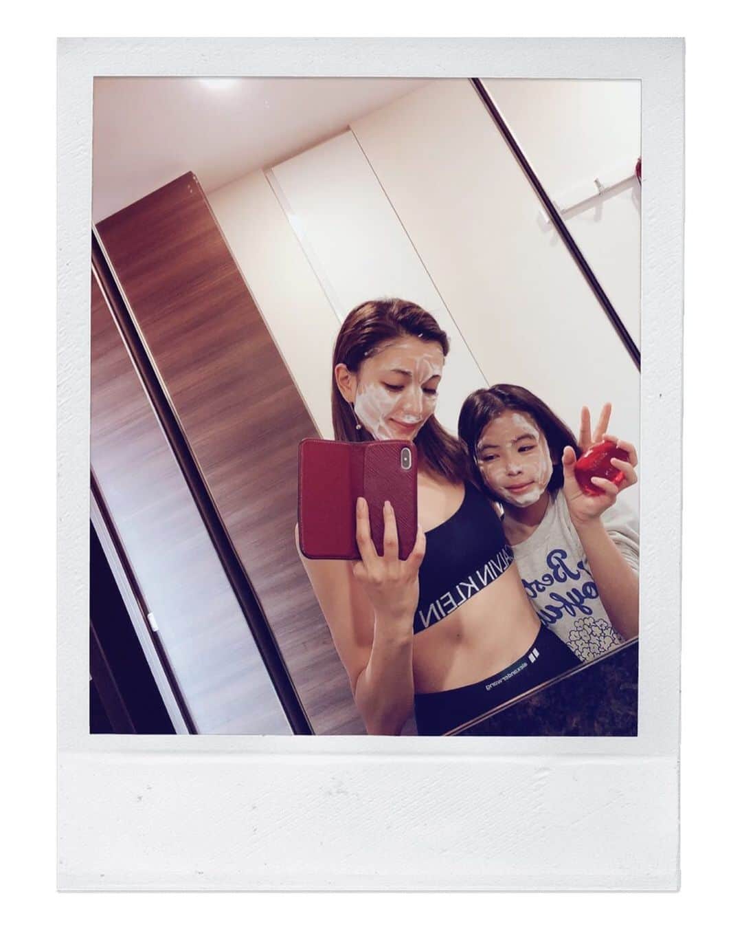 谷口紗耶香のインスタグラム：「sanaとsana姉の#ほのあかり で朝洗顔始めました♡ @honoakari_official  @_genking_ 🌹 ・ 夜はお風呂でもたくさん泡立てて子供達と楽しみながら洗ってる〜☺️ しっとりすべすべで最高なんだ❣️ ・ こうやって子供達とコミュニケーションが取れるのってとっても良いよねーっ💕」