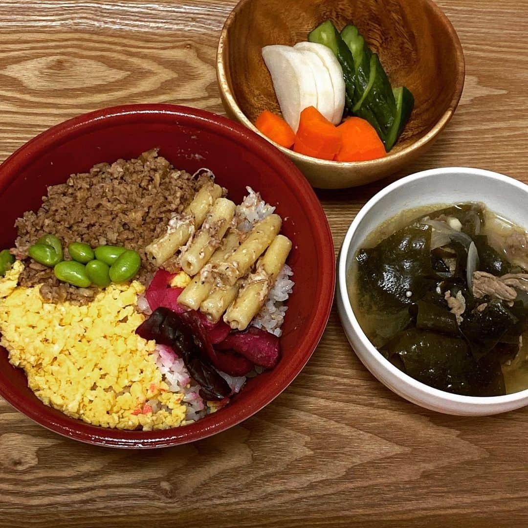 吉江瞳のインスタグラム：「今日のPOOL弁当はそぼろ丼🍱 下のご飯は白米じゃなくってちゃんとゴマとおかかが混ぜられてました☺️ 結構嬉しいやつ😊 おうちでつけたぬか漬けと韓国ワカメスープと一緒に👍 美味しかった❤️ お昼から幸せな気分です😊 @tatsuro33  ありがとう😋 #おうちご飯 #三色丼 #POOL弁当 #よし飯」