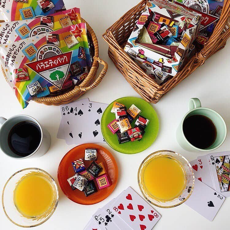 チロルチョコさんのインスタグラム写真 - (チロルチョコInstagram)「おうち時間のお供に🧚‍♀️﻿ ﻿ チロルのバラエティBOXはいかがですか??﻿ ﻿ 中には﻿ ▫️ミルク﻿ ▫️ビス﻿ ▫️いちごゼリー﻿ ▫️コーヒーヌガー﻿ ▫️ホワイト＆クッキー﻿ の5種類が入っています💁‍♀️🌟﻿ ﻿ ﻿ こちらのBOX実はチロルの台形型をそのまま大きくしたデザインになっています🧐✨﻿ ﻿ 家族みんなで分け合うのにぴったりなバラエティBOX🎁﻿ ﻿ ぜひお試しください👩‍❤️‍👩﻿ ﻿ ﻿ ﻿ ﻿ ﻿ #tirol #tirolchoco #チロルチョコ #チロル #チョコレート #おやつタイム #chocolate ﻿ ﻿ #おやつ #onmytable #sweetstable #スイーツ部 #おうちカフェ #日々の暮らし #sweettooth  #チョコ #おやつの時間  #スイーツ女子  #スイーツ男子  #チョコラブ  #chocolatelover  #snack #スイーツ大好き #sweetsmile #スイーツ  #shopチロルチョコ#ステイホーム#おうち時間﻿」4月28日 11時08分 - tirolchoco_official