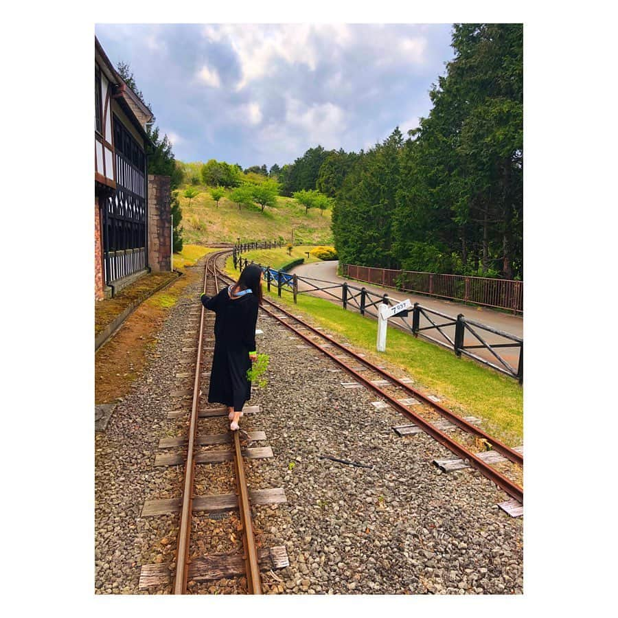 高田汐美さんのインスタグラム写真 - (高田汐美Instagram)「Oh stand by me🧟‍♀️ The body インスパイア系で実家まで歩いて帰ろうとしてます。約20キロチョイ。  #紅葉　#がきれいで　#紅葉狩り　#さし枝　#しながら　#料理　#の飾りなんかに使える　#とおもって　#洗って大事に　#持ってたのに　　#気づいた時には　#もういなかった　#oh #standbyme」4月28日 11時08分 - shiominniee