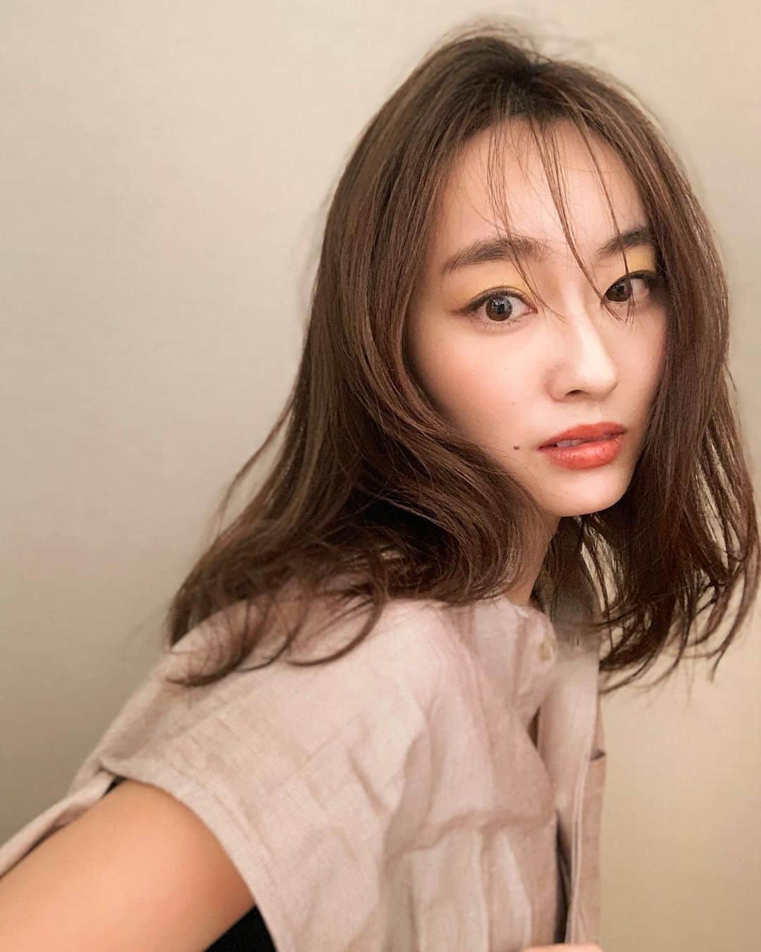 小祝麻里亜のインスタグラム：「明日からゴールデンウィーク❗️とはいえ、お出かけもしないし、ここ最近とさほど変わらないだろうけど…休日だと思って、心豊かにゆっくり過ごそうと思います😊🌷🌷(料理手抜きしてみたり←)みなさんも大丈夫ですか？ストレス溜まってらっしゃいませんか？GW、休みたくても休めない医療従事者の方々や配達員の方などなど、有難うございます！  新緑の時期ですが🌱良い方向に進みますように☺️☺️ 写真撮ってないので、前々回のオフショットを。  作品撮り(風) @おうち時間 #testshoot #myhome ． ． 📸 #iPhoneのポートレート #selfie 💄👗 #me ＿＿＿＿＿＿＿＿＿＿ #iPhone #portrait #photography #テストシュート #作品撮り 風 #おうち時間 #stayhome #데일리룩」
