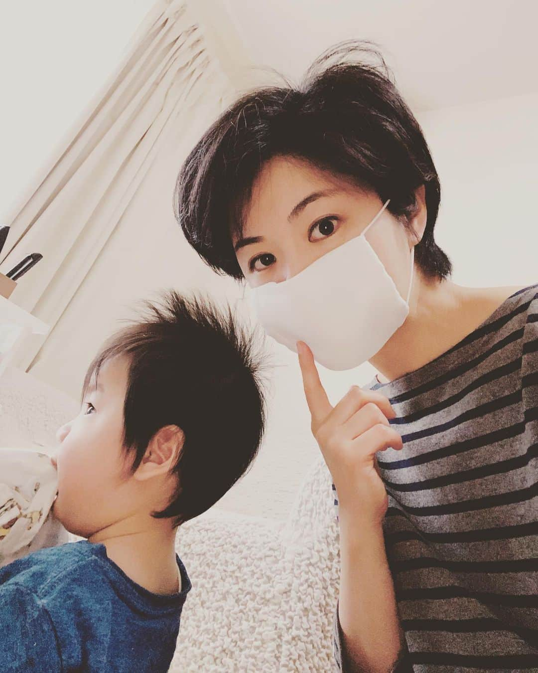 石榑亜紀子さんのインスタグラム写真 - (石榑亜紀子Instagram)「先日届いたアベノマスク　 そこまで悪くはないんですけどね だけど気になるのが…  におい！  梅昆布のにおいするんですが 誰か共感する人います？ うちだけの話？？ ‪‪家でもマスクが だいぶ定着してきました😷  #アベノマスク #マスク #におい #梅昆布 #一体何 ？‬ 嫌じゃないけど #こわいわ #走る気象予報士 #アスリートフードマイスター2級  #0歳 #生後11ヶ月  #赤ちゃんのいる暮らし #新米ママ #赤ちゃんのいる生活 #お座り やっと上手になってきました👏 スローな成長の息子です👶」4月28日 11時20分 - guregure_46