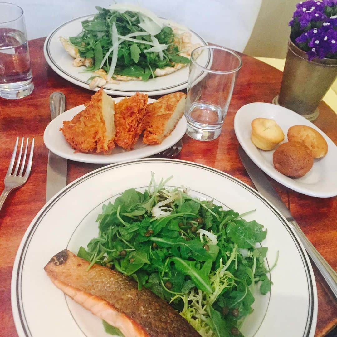 朋未のインスタグラム：「美味しいものが食べたいとき 日本は食べログだけど NYではYelp  イタリア🇮🇹料理の店にはいったつもりが、メキシコ🇲🇽料理だったことから(この記事はまた今度)  yelpが手放せなくなった。😂 ここは５アベからすぐ。  カジュアルだけど味は一流だった。 また行きたいなあ...(こればっかり  #nyc  #ny留学 #ny生活 #nycafe #5thavenue #tabledhote #manhattan」