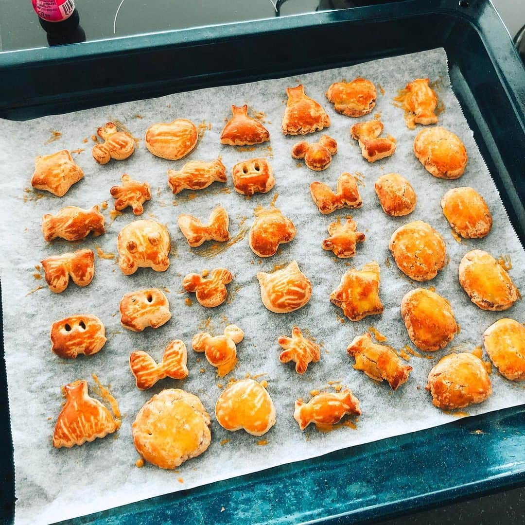 小林明実さんのインスタグラム写真 - (小林明実Instagram)「* 朝から娘とクッキー作り💖 娘はバタークッキー 私は大好きなあんこを混ぜた クッキー✨✨ * 大好き器に入れて❤️ @nobuyukihagiwara * #singapore  #クッキー #バタークッキー #あんこクッキー #akemiごはん」4月28日 11時31分 - akemi.1177