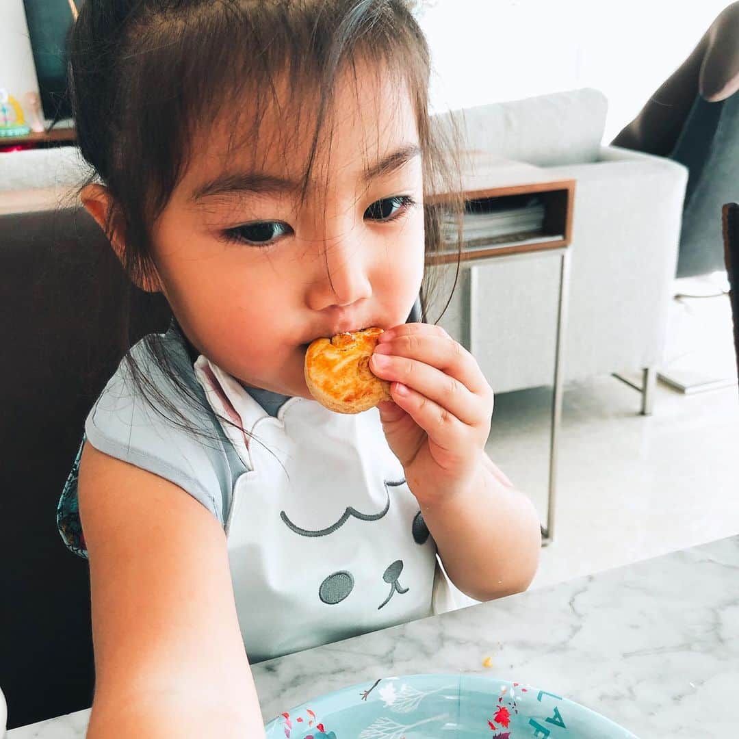 小林明実さんのインスタグラム写真 - (小林明実Instagram)「* 朝から娘とクッキー作り💖 娘はバタークッキー 私は大好きなあんこを混ぜた クッキー✨✨ * 大好き器に入れて❤️ @nobuyukihagiwara * #singapore  #クッキー #バタークッキー #あんこクッキー #akemiごはん」4月28日 11時31分 - akemi.1177
