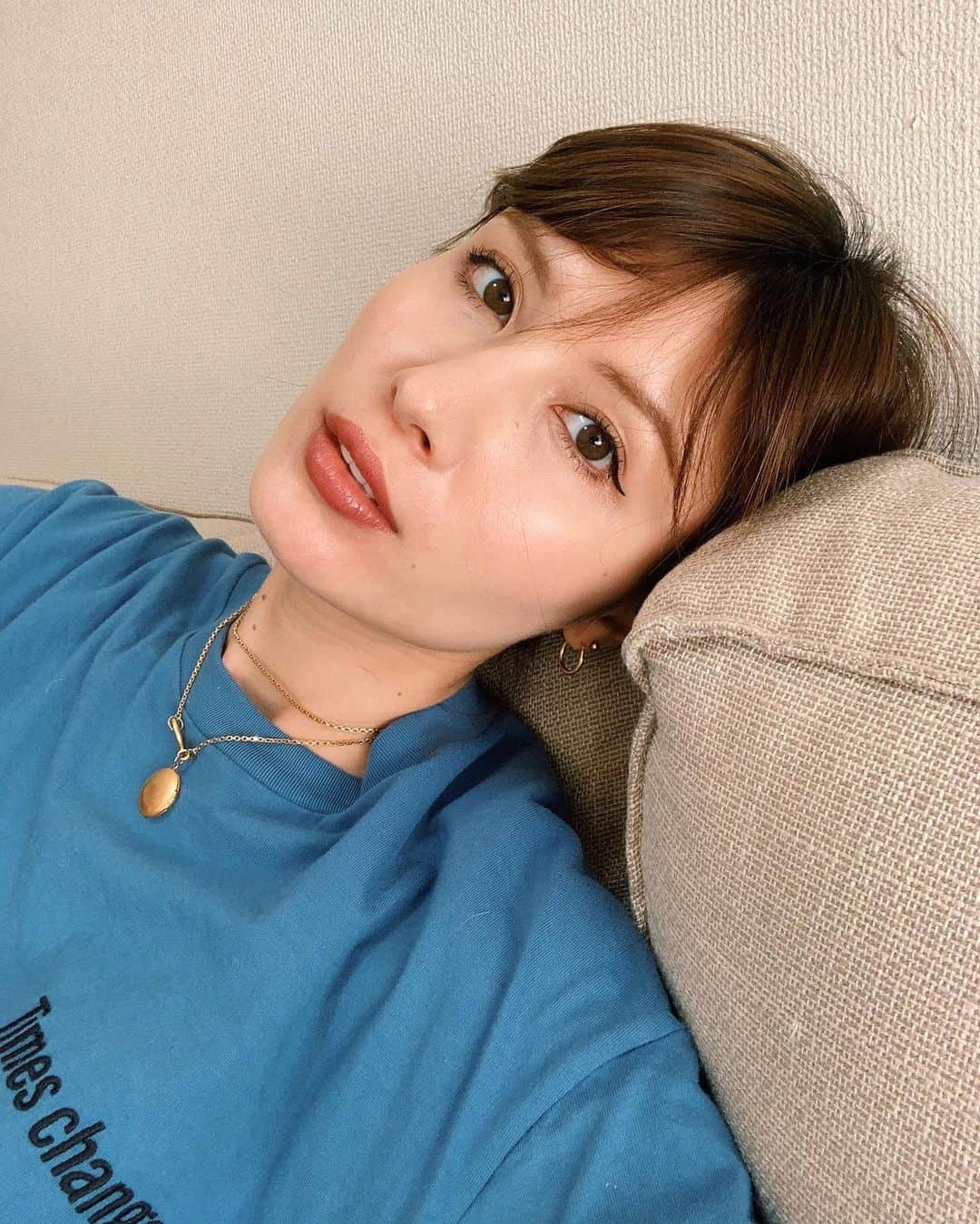 高松チェルシーリナのインスタグラム：「﻿ 週に3〜4回はメイクして、ちゃんと着替えて﻿ おうちで過ごすようにしてる🤟﻿(その他の日は一日中パジャマ、眼鏡、髪ボサ) ﻿ 誰にも会わないし美意識下がりがちだけど笑﻿ やらなくてもいいや、に慣れないよう﻿ 自分にかける美容の時間をちゃんと作ってます..！﻿ ﻿ だがしかし、体型は本当にもう...ノータッチw ﻿ 最近ようやくウォーキング始めたくらい。﻿ 筋トレしたいけど骨盤矯正しないままやって﻿ いいものなのか？とか、まず運動する気も﻿ 全然起きなかったり﻿ 運動に関してはまだまだ腰が重い😂﻿ (妊娠前の体重まであと4キロ)  #おうち時間#おうち美容#ママ美容#ウォーキング#産後ダイエット#beauty#makeup」