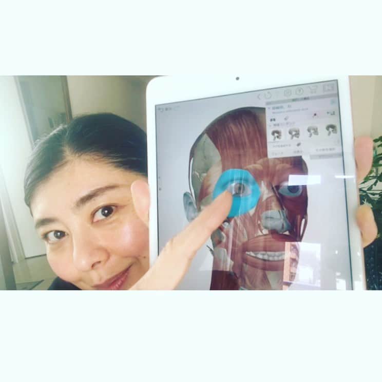 間々田佳子のインスタグラム：「目周りの眼輪筋 癖が入るとシワシワに ここをうまく操ることが大切です！^ ^  #間々田佳子  #コアフェイストレーニング #目元のシワシワ解消 #epark動画添削みんな熱心🔥 #顔の筋トレ #筋トレ女子 #筋肉大好き #今日はオンラインレッスン夜19:00から90分」