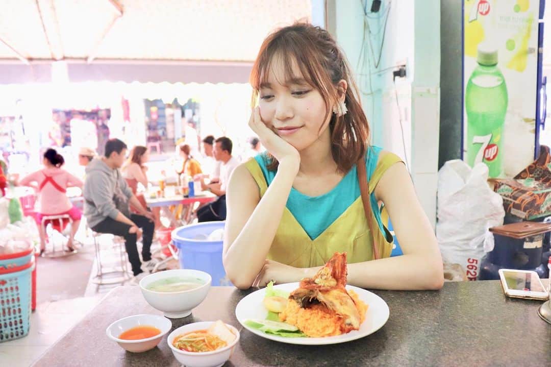 辻詩音のインスタグラム：「[おうちでエア旅行20] A-HAI(あーはい)というお店のコムガー。 コムガーは、「おうちでエア旅行 7」のときも載せたんだけどあれとは全然見た目が違うよね！ とにかくご飯の上に鶏肉が乗ってたらなんでもコムガーでいいらしい。見た目で大優勝。 お肉自体にはあんまり味が付いてなくて、隣のチリソースつけて食べる(これが美味しい天才) ベトナムの旅写真も残り僅かになってきたよー！  #辻詩音 #vietnam #singersongwriter #ベトナム #girlstrip #travelgirl #コムガー #cơmgà」