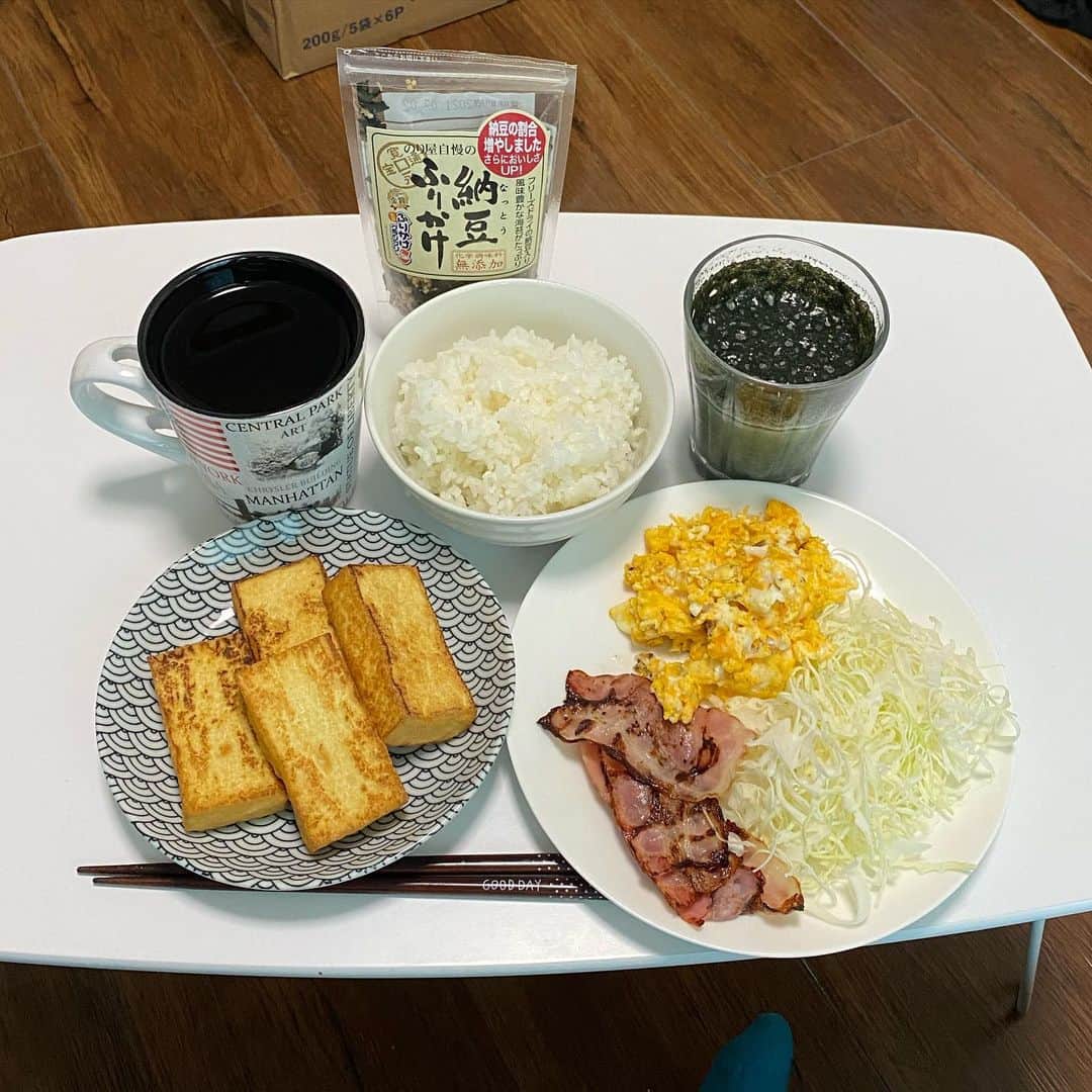 小田幸平のインスタグラム：「今日のブランチ❗️いり卵、キャベツ、ベーコン、厚揚げ、青汁、納豆ふりかけ。またスーパー行かなあかん。#ブランチ#いり卵#キャベツ#ベーコン#厚揚げ#青汁#納豆ふりかけ#愛媛マンダリンパイレーツ#中日ドラゴンズ#読売ジャイアンツ#はげch」