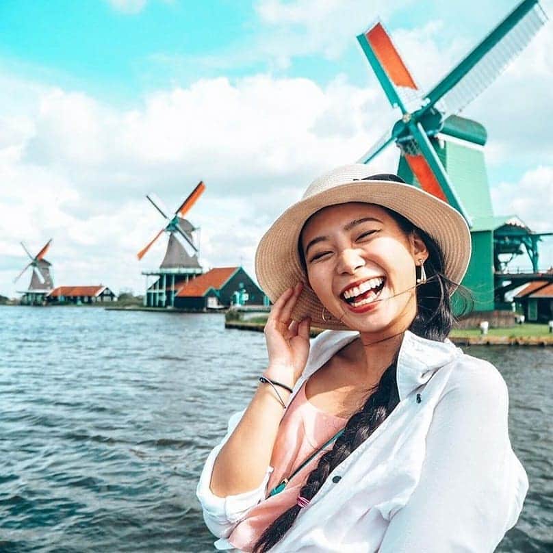 旅工房公式さんのインスタグラム写真 - (旅工房公式Instagram)「#オランダ　#アムステルダム　#ザーンセスカンス　﻿ ﻿ チューリップや風車等大自然を感じるオランダ🇳🇱﻿ 首都アムステルダムと、そこから日帰りで行けるオススメの観光地をご紹介します😍🌷﻿ ━━━━━━━━━━━━━━━﻿ ▽お写真ありがとうございます！﻿ ﻿ １：@_rui_suzukiさん﻿ オランダといえばの風車村！ザーンセスカンス🏞️﻿ アムステルダムからは電車で30分ほど。﻿ のどかな自然や、立ち並ぶ風車、チーズファクトリー等もあり、オランダに来たらぜひ立ち寄ってほしい場所です😉❤️﻿ ﻿ 2：@yosh1e0528さん﻿ こちらもザーンセスカンスにある木靴ショップ👞👞﻿ 大きな木靴が目印🌟﻿ 工房にもなっていて、なかなか見る機会のない、木靴作りを見学できます🏭﻿ ﻿ ３：@tomomi_0627 さん﻿ 世界最大のフラワーパーク、キューケンホフ公園🌷﻿ アムステルダムからバスで約30分🚌﻿ 毎年4月から5月は800種類以上のチューリップが咲き誇ります😳✨﻿ ﻿ ４：@ooc.yさん﻿ 首都アムステルダムは、水の都とも呼ばれ、﻿ 世界自然遺産に登録された運河が街中をはり巡っています😊﻿ 運河とその両側の可愛らしい街並み、ぜひ街歩きを楽しんでください🛍️﻿ ﻿ ５：@mermaid0618 さん﻿ アムステルダムにはかわいいカフェがいっぱい！﻿ インスタで人気を集めているアムステルダムのチョコレート屋さんpolaberry 🍫💕﻿ とにかくかわいい板チョコやフルーツコーティングチョコに嫌いな女子はいないはず😍﻿ ﻿ ━━━━━━━━━━━━━━━﻿ 素敵な海外のスポットやグルメ、アイテムの写真にはぜひ#旅工房 や @tabikoboをタグ付けしてください❣️」4月28日 11時47分 - tabikobo