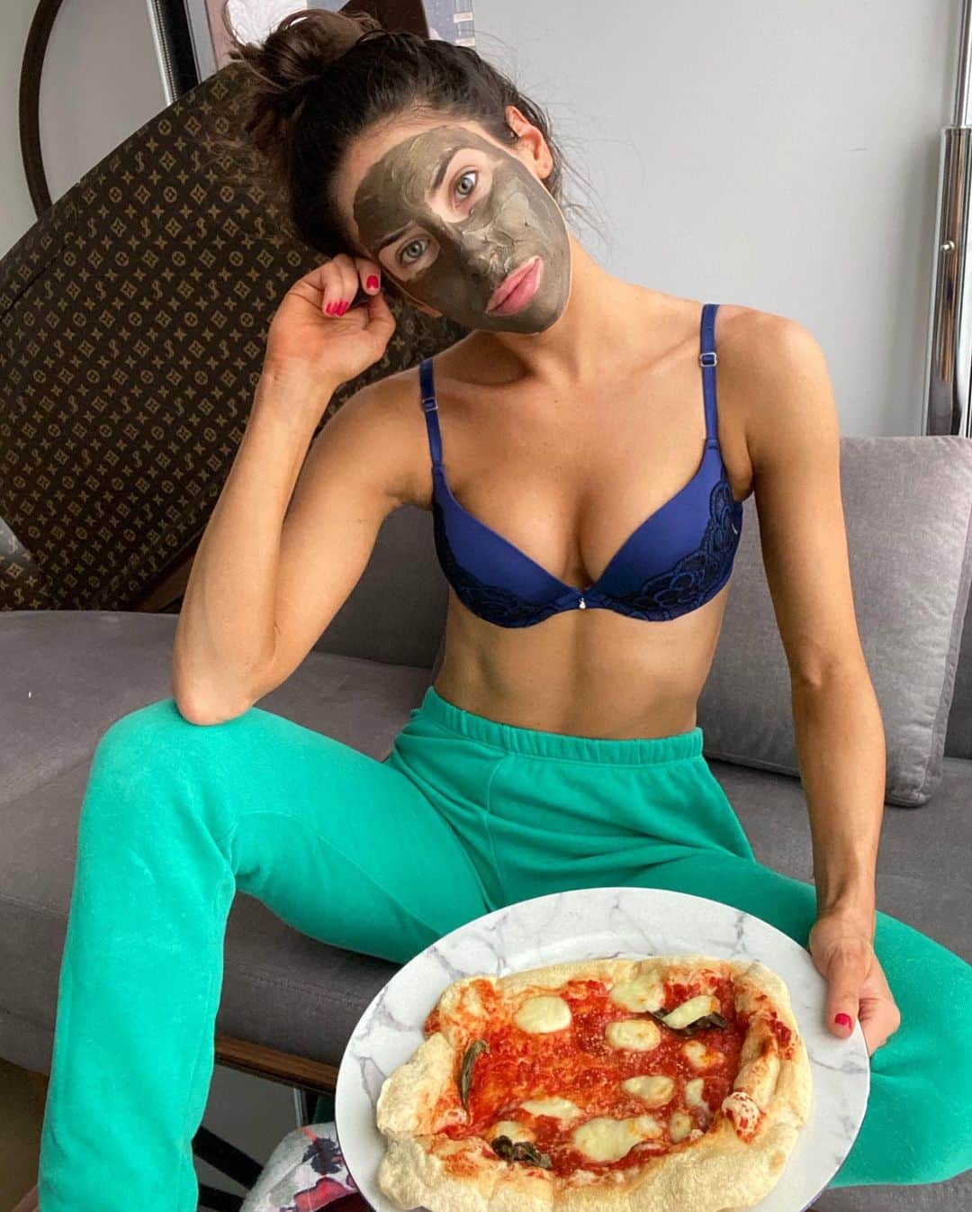 ジェン・セルターさんのインスタグラム写真 - (ジェン・セルターInstagram)「Pizza making and self care nights... just missing a FaceTime babe 🤪 Single and ready to mingle when this is all over... New Yorkers, which spot are we hitting first?! #SelterInPlace @couplegoals 👀」4月28日 11時51分 - jenselter