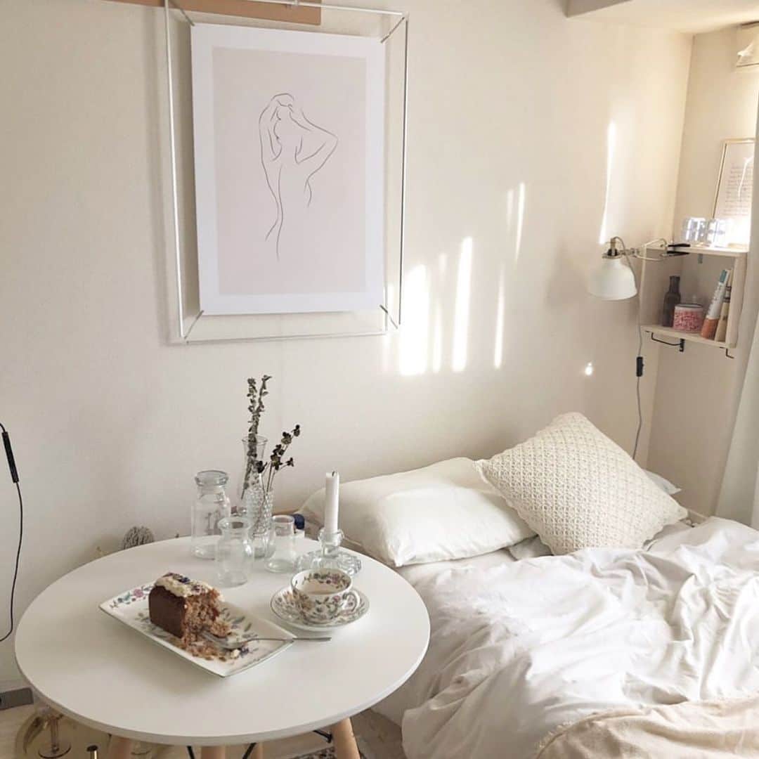 Locariのインスタグラム：「♡ お部屋の模様替えを計画しているなら、ホワイトで統一してみるのはいかがでしょう？広くないお部屋でも抜け感が作れますし、何よりおしゃれで可愛いですよね😍 ・ 記事タイトル ワントーンがおしゃれ♡「#一人暮らしインテリア」で見つけた白い部屋 LOCARIでお楽しみください😊 @locari_jp ・ Photo by @mne_room さん ・ #LOCARI #ロカリ #おうち時間 #一人暮らしインテリア #白い部屋 #部屋のイメチェン #部屋の模様替え #ワントーンの部屋 #StayHome週間」