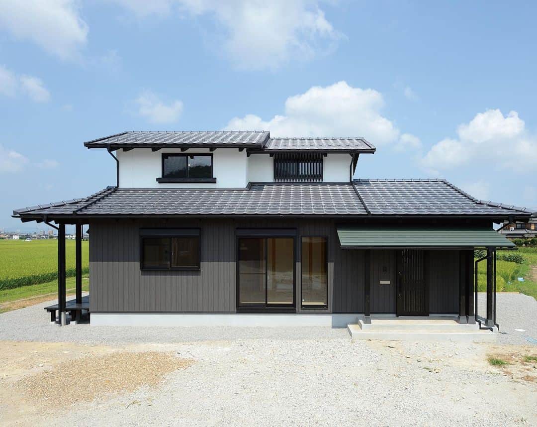 荒川建設株式会社さんのインスタグラム写真 - (荒川建設株式会社Instagram)「【しげや木の家ぐらし見學會＆ハンガーラックキットプレゼントNEWS】 5/2（土）、3 （日）しげや見學會を栗東市六地蔵にて開催いたします✨ . 当初予定しておりました大工さんと作る楽しさを体感できる、「ハンガーラックづくり」のイベントは、新型コロナウィルス感染拡大防止のため中止となり、今回はお家で楽しみながら作って頂ける「ハンガーラック手作りキット」をご来場の方にプレゼントいたします🎁数量限定 . 今回の見學會は、家を建てて、半年後に仕事の都合で海外で暮らすことになった、築5年のOB様の家を特別見学✨ . 平屋建て中2階の外観、吟味した外壁材や屋根材、三上山が見える2階の丸い飾り窓。窓の外には、電車が走る田園風景…。5年経ってもヒノキの香りは心地よく、建材の色みは深みを増しています。 . 「木の家が好き！」「平屋の和風建ても好き！」というご家族は、ぜひご予約くださいね♥️ . 🌳木の家ぐらしの見學會🌳 栗東市六地蔵にて 5/2（土）・5/3（日）の2日間限定 10:00～17:00 ※見学会への参加は、完全予約制とさせていただいております。 . 🎁ご来場の方に「ハンガーラック手作りキット」をプレゼント！※希望者のみ・事前予約・なくなり次第終了 . ※ 現在、展示場やイベントのご見学やご相談につきましては、完全個別制にて実施しております。 今後のイベント内容や営業体制につきましては、関係行政機関等からの情報を鑑みたうえで慎重に判断し、随時変更させていただく可能性がございます。 お客様にはご不便をおかけいたしますが、何卒ご理解いただきますようお願い申し上げます。 . お問い合わせ💁‍♂️ トップページからURL、電話、メールをタップしてくださいね。 . 荒川建設株式会社 滋賀県野洲市野洲941-1 Tel. 077-587-3900 https://uracdoma.jp/contact/ kinoie@uracdoma.jp . #木の家 #和の家 #しげや #荒川建設 #土間のある家 #完成見学会 #完成見學會 #オープンハウス #栗東市新築　#栗東市イベント　#栗東市完成見学会　#栗東市オープンハウス　#平屋  #平屋建て中2階　#漆喰塗り #土間 #いぶし瓦  #田舎暮らし #滋賀県新築 #滋賀県野洲市 #滋賀県守山市土地 #土地分譲 #新築 #滋賀土地 #本棚づくり #大工さん #大工体験 #イベント #イベント情報 #滋賀プレゼント」4月28日 12時02分 - arakawa_cc