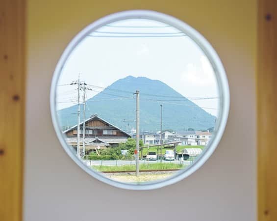 荒川建設株式会社さんのインスタグラム写真 - (荒川建設株式会社Instagram)「【しげや木の家ぐらし見學會＆ハンガーラックキットプレゼントNEWS】 5/2（土）、3 （日）しげや見學會を栗東市六地蔵にて開催いたします✨ . 当初予定しておりました大工さんと作る楽しさを体感できる、「ハンガーラックづくり」のイベントは、新型コロナウィルス感染拡大防止のため中止となり、今回はお家で楽しみながら作って頂ける「ハンガーラック手作りキット」をご来場の方にプレゼントいたします🎁数量限定 . 今回の見學會は、家を建てて、半年後に仕事の都合で海外で暮らすことになった、築5年のOB様の家を特別見学✨ . 平屋建て中2階の外観、吟味した外壁材や屋根材、三上山が見える2階の丸い飾り窓。窓の外には、電車が走る田園風景…。5年経ってもヒノキの香りは心地よく、建材の色みは深みを増しています。 . 「木の家が好き！」「平屋の和風建ても好き！」というご家族は、ぜひご予約くださいね♥️ . 🌳木の家ぐらしの見學會🌳 栗東市六地蔵にて 5/2（土）・5/3（日）の2日間限定 10:00～17:00 ※見学会への参加は、完全予約制とさせていただいております。 . 🎁ご来場の方に「ハンガーラック手作りキット」をプレゼント！※希望者のみ・事前予約・なくなり次第終了 . ※ 現在、展示場やイベントのご見学やご相談につきましては、完全個別制にて実施しております。 今後のイベント内容や営業体制につきましては、関係行政機関等からの情報を鑑みたうえで慎重に判断し、随時変更させていただく可能性がございます。 お客様にはご不便をおかけいたしますが、何卒ご理解いただきますようお願い申し上げます。 . お問い合わせ💁‍♂️ トップページからURL、電話、メールをタップしてくださいね。 . 荒川建設株式会社 滋賀県野洲市野洲941-1 Tel. 077-587-3900 https://uracdoma.jp/contact/ kinoie@uracdoma.jp . #木の家 #和の家 #しげや #荒川建設 #土間のある家 #完成見学会 #完成見學會 #オープンハウス #栗東市新築　#栗東市イベント　#栗東市完成見学会　#栗東市オープンハウス　#平屋  #平屋建て中2階　#漆喰塗り #土間 #いぶし瓦  #田舎暮らし #滋賀県新築 #滋賀県野洲市 #滋賀県守山市土地 #土地分譲 #新築 #滋賀土地 #本棚づくり #大工さん #大工体験 #イベント #イベント情報 #滋賀プレゼント」4月28日 12時02分 - arakawa_cc