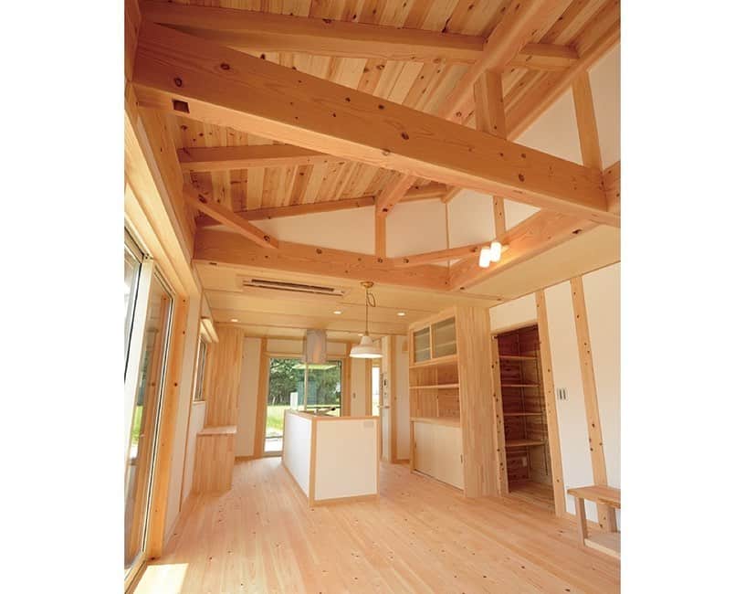 荒川建設株式会社さんのインスタグラム写真 - (荒川建設株式会社Instagram)「【しげや木の家ぐらし見學會＆ハンガーラックキットプレゼントNEWS】 5/2（土）、3 （日）しげや見學會を栗東市六地蔵にて開催いたします✨ . 当初予定しておりました大工さんと作る楽しさを体感できる、「ハンガーラックづくり」のイベントは、新型コロナウィルス感染拡大防止のため中止となり、今回はお家で楽しみながら作って頂ける「ハンガーラック手作りキット」をご来場の方にプレゼントいたします🎁数量限定 . 今回の見學會は、家を建てて、半年後に仕事の都合で海外で暮らすことになった、築5年のOB様の家を特別見学✨ . 平屋建て中2階の外観、吟味した外壁材や屋根材、三上山が見える2階の丸い飾り窓。窓の外には、電車が走る田園風景…。5年経ってもヒノキの香りは心地よく、建材の色みは深みを増しています。 . 「木の家が好き！」「平屋の和風建ても好き！」というご家族は、ぜひご予約くださいね♥️ . 🌳木の家ぐらしの見學會🌳 栗東市六地蔵にて 5/2（土）・5/3（日）の2日間限定 10:00～17:00 ※見学会への参加は、完全予約制とさせていただいております。 . 🎁ご来場の方に「ハンガーラック手作りキット」をプレゼント！※希望者のみ・事前予約・なくなり次第終了 . ※ 現在、展示場やイベントのご見学やご相談につきましては、完全個別制にて実施しております。 今後のイベント内容や営業体制につきましては、関係行政機関等からの情報を鑑みたうえで慎重に判断し、随時変更させていただく可能性がございます。 お客様にはご不便をおかけいたしますが、何卒ご理解いただきますようお願い申し上げます。 . お問い合わせ💁‍♂️ トップページからURL、電話、メールをタップしてくださいね。 . 荒川建設株式会社 滋賀県野洲市野洲941-1 Tel. 077-587-3900 https://uracdoma.jp/contact/ kinoie@uracdoma.jp . #木の家 #和の家 #しげや #荒川建設 #土間のある家 #完成見学会 #完成見學會 #オープンハウス #栗東市新築　#栗東市イベント　#栗東市完成見学会　#栗東市オープンハウス　#平屋  #平屋建て中2階　#漆喰塗り #土間 #いぶし瓦  #田舎暮らし #滋賀県新築 #滋賀県野洲市 #滋賀県守山市土地 #土地分譲 #新築 #滋賀土地 #本棚づくり #大工さん #大工体験 #イベント #イベント情報 #滋賀プレゼント」4月28日 12時02分 - arakawa_cc