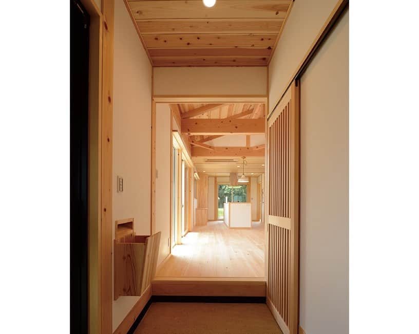 荒川建設株式会社さんのインスタグラム写真 - (荒川建設株式会社Instagram)「【しげや木の家ぐらし見學會＆ハンガーラックキットプレゼントNEWS】 5/2（土）、3 （日）しげや見學會を栗東市六地蔵にて開催いたします✨ . 当初予定しておりました大工さんと作る楽しさを体感できる、「ハンガーラックづくり」のイベントは、新型コロナウィルス感染拡大防止のため中止となり、今回はお家で楽しみながら作って頂ける「ハンガーラック手作りキット」をご来場の方にプレゼントいたします🎁数量限定 . 今回の見學會は、家を建てて、半年後に仕事の都合で海外で暮らすことになった、築5年のOB様の家を特別見学✨ . 平屋建て中2階の外観、吟味した外壁材や屋根材、三上山が見える2階の丸い飾り窓。窓の外には、電車が走る田園風景…。5年経ってもヒノキの香りは心地よく、建材の色みは深みを増しています。 . 「木の家が好き！」「平屋の和風建ても好き！」というご家族は、ぜひご予約くださいね♥️ . 🌳木の家ぐらしの見學會🌳 栗東市六地蔵にて 5/2（土）・5/3（日）の2日間限定 10:00～17:00 ※見学会への参加は、完全予約制とさせていただいております。 . 🎁ご来場の方に「ハンガーラック手作りキット」をプレゼント！※希望者のみ・事前予約・なくなり次第終了 . ※ 現在、展示場やイベントのご見学やご相談につきましては、完全個別制にて実施しております。 今後のイベント内容や営業体制につきましては、関係行政機関等からの情報を鑑みたうえで慎重に判断し、随時変更させていただく可能性がございます。 お客様にはご不便をおかけいたしますが、何卒ご理解いただきますようお願い申し上げます。 . お問い合わせ💁‍♂️ トップページからURL、電話、メールをタップしてくださいね。 . 荒川建設株式会社 滋賀県野洲市野洲941-1 Tel. 077-587-3900 https://uracdoma.jp/contact/ kinoie@uracdoma.jp . #木の家 #和の家 #しげや #荒川建設 #土間のある家 #完成見学会 #完成見學會 #オープンハウス #栗東市新築　#栗東市イベント　#栗東市完成見学会　#栗東市オープンハウス　#平屋  #平屋建て中2階　#漆喰塗り #土間 #いぶし瓦  #田舎暮らし #滋賀県新築 #滋賀県野洲市 #滋賀県守山市土地 #土地分譲 #新築 #滋賀土地 #本棚づくり #大工さん #大工体験 #イベント #イベント情報 #滋賀プレゼント」4月28日 12時02分 - arakawa_cc