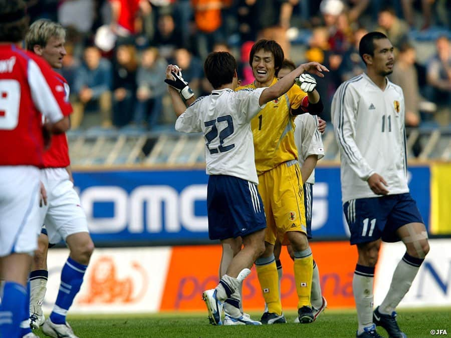 日本サッカー協会さんのインスタグラム写真 - (日本サッカー協会Instagram)「【#OnThisDay】2004.4.28🔙 ・ 国際親善試合 チェコ代表 0-1 #日本代表 📍プラハ ⚽#久保竜彦  #ロシツキー #ネドベド #バロシュ ら擁するチェコとの対戦。GK #チェフ が守るゴールから久保選手が得点を奪い、日本が勝利を手にした。 ・ GK #楢﨑正剛 DF #坪井慶介 #田中誠 #茶野隆行 MF #西紀寛 ⇒46'OUT #稲本潤一 ⇒65'OUT #小野伸二 ⇒81'OUT #三都主アレサンドロ ⇒81'OUT #藤田俊哉 ⇒81'OUT FW #久保竜彦 #玉田圭司 ⇒63' OUT ・ (SUB) ⇒46'IN #加地亮 ⇒63'IN #柳沢敦 ⇒65'IN #遠藤保仁 ⇒81'IN #本山雅志  #福西崇史  #三浦淳宏 ・ #jfa #daihyo #samuraiblue」4月28日 12時06分 - japanfootballassociation