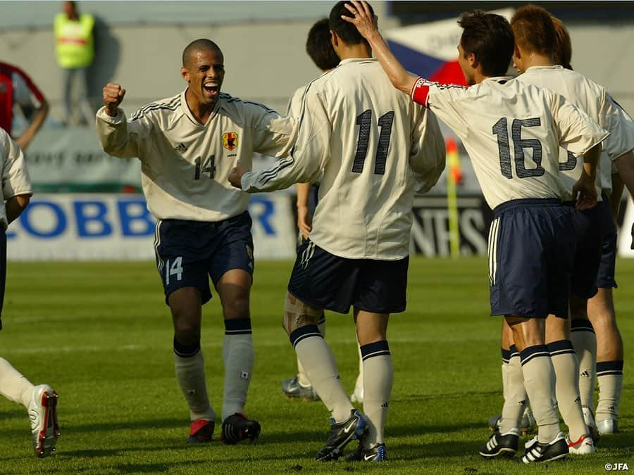 日本サッカー協会さんのインスタグラム写真 - (日本サッカー協会Instagram)「【#OnThisDay】2004.4.28🔙 ・ 国際親善試合 チェコ代表 0-1 #日本代表 📍プラハ ⚽#久保竜彦  #ロシツキー #ネドベド #バロシュ ら擁するチェコとの対戦。GK #チェフ が守るゴールから久保選手が得点を奪い、日本が勝利を手にした。 ・ GK #楢﨑正剛 DF #坪井慶介 #田中誠 #茶野隆行 MF #西紀寛 ⇒46'OUT #稲本潤一 ⇒65'OUT #小野伸二 ⇒81'OUT #三都主アレサンドロ ⇒81'OUT #藤田俊哉 ⇒81'OUT FW #久保竜彦 #玉田圭司 ⇒63' OUT ・ (SUB) ⇒46'IN #加地亮 ⇒63'IN #柳沢敦 ⇒65'IN #遠藤保仁 ⇒81'IN #本山雅志  #福西崇史  #三浦淳宏 ・ #jfa #daihyo #samuraiblue」4月28日 12時06分 - japanfootballassociation