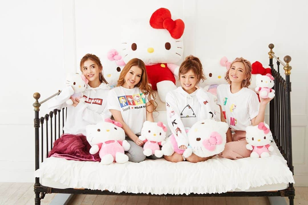 カナさんのインスタグラム写真 - (カナInstagram)「CYBERJAPAN DANCERS 「TeamK」に 新たな「K」が登場⁉️💖 ． 🍎Hello Kitty x TeamK from CYBERJAPAN 🍎 ． TeamKそれぞれオリジナルアイテムをデザインしたよ📝 . 大好きなKittyちゃんとコラボできるなんて 夢のようです‼️😍🥺🥰💕 ． ラインナップは、カットソー・パーカ―・キャップの 全9アイテム(各2色、キャップはブラックのみ)🌈 ． 5月1日(金）より、SHIFFON ONLINE SITEと 全国のドン・キホーテ 一部取扱い店舗で 順次販売スタート🐧💙 ． ． 詳しくはコチラ❣️ ． 🍼URL🍼 https://www.shiffon-online.jp/fs/shiffon/c/cyberjapan-hellowkitty ． . #hellokitty #ハローキティ #キティちゃん #shiffon #dresscamp #cyberjapan #teamk」4月28日 12時06分 - _kana627_