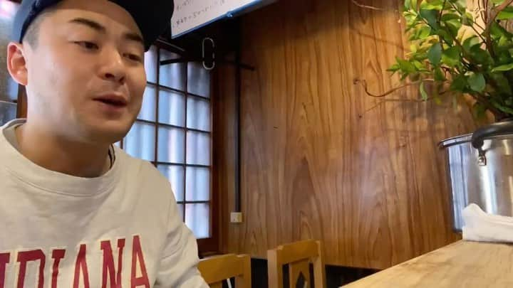 親指ぎゅー太郎のインスタグラム：「整体師のベロベロ日記 オカンの店【小よし】の弁当でビールを流し込む！！ 手前味噌ではありますが美味いよ！ ２枚目は今日のおかずセット  厚揚げたいたん、若ごぼうのたいたん、切り干し大根の漬物、タコさんウインナー、うるいの酢味噌、南瓜の煮物、鶏モモの唐揚げ、フグの唐揚げ、鯖のみりん干、卵焼き、ブロッコリーのお浸し、筍の炒め炊き、茄子田楽！！ 張り切ってんなぁ！笑 お酒にもご飯にも合うので是非ご予約お待ちしてます！！ #整体師のベロベロ日記 #京橋 #オカンの店 #小よし #自粛飯 #自宅で美味しいご飯たよ #弁当800円 #おかずセット1000円 #これはお得過ぎる #旨過ぎる #って信頼するグルメブロガーが言うてくれたら嬉しい」