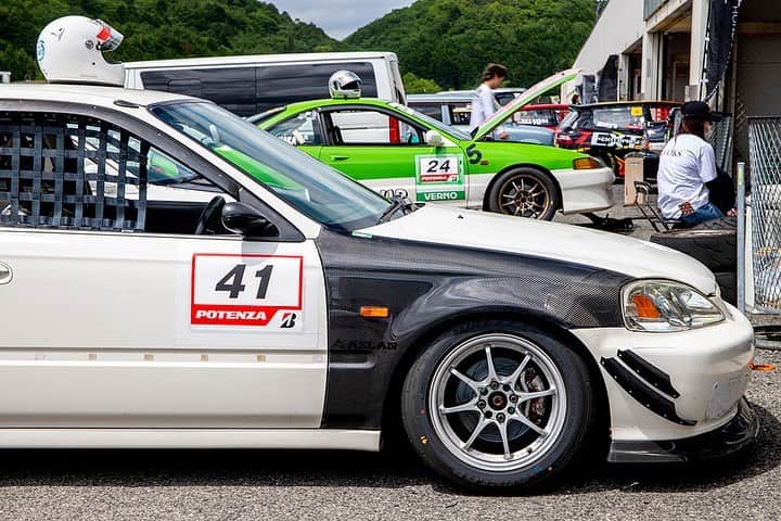 のインスタグラム：「_ Honda EK9 CIVIC @taki__55 _ _ Shot on 6-June 2019 "HONDA VTEC ONE MAKE RACE Rd.2" organized by @zerofighterautocustom at Central Circuit (Hyogo, Japan) _ owner: @taki__55 photo: @mistbahn _ _ JP) 2019年6月8日 セントラルサーキット、ゼロファイターさん( @zerofighterautocustom )主催「HONDA VTEC ONE MAKE RACE」。 _ _ #hondavteconemakerace #zerofighterautocustom #centralcircuit #セントラルサーキット #civic #hondacivic #ホンダシビック #シビック #ctr #acuractr #ek9 #ekcivic #bseries #b16 #b16b #b18 #b18c  #aslan #アスラン #aslan_inc_japan #carbon #carbonfender #osakajdm #kanjo #kanjostyle #kanjoracer #kanjozoku #timeattack #timeattackjapan #hondasontrack」